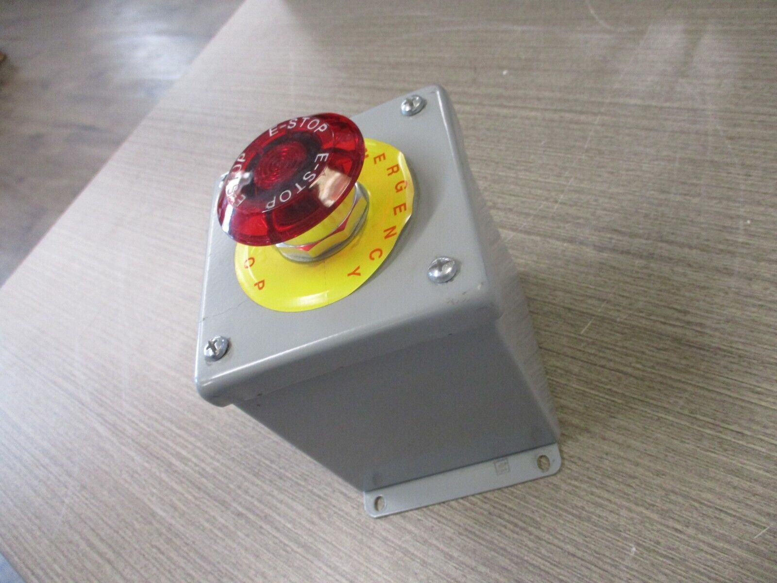 Allen-Bradley Enclosed E-Stop Button 800TC-N374 Ser. A Type 12,13 Enclosure Used