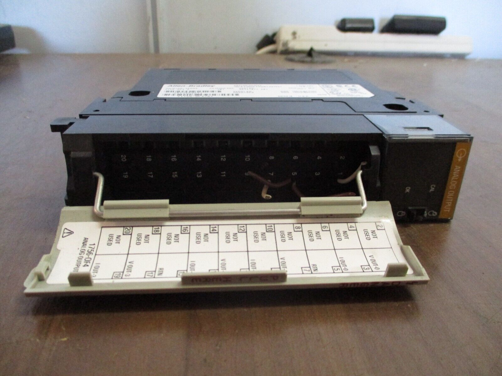 Allen-Bradley Analog Output Module 1756-OF4 Ser. A Rev. J01 F/W Rev. 1.5 4PT 10V