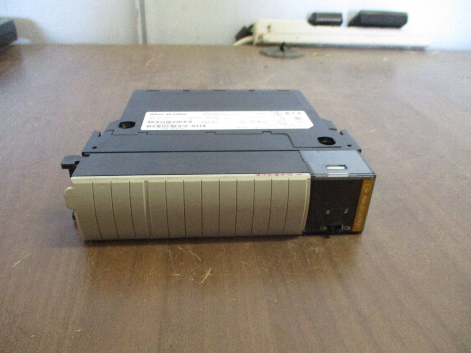 Allen-Bradley Analog Output Module 1756-OF4 Ser. A Rev. J01 F/W Rev. 1.5 4PT 10V