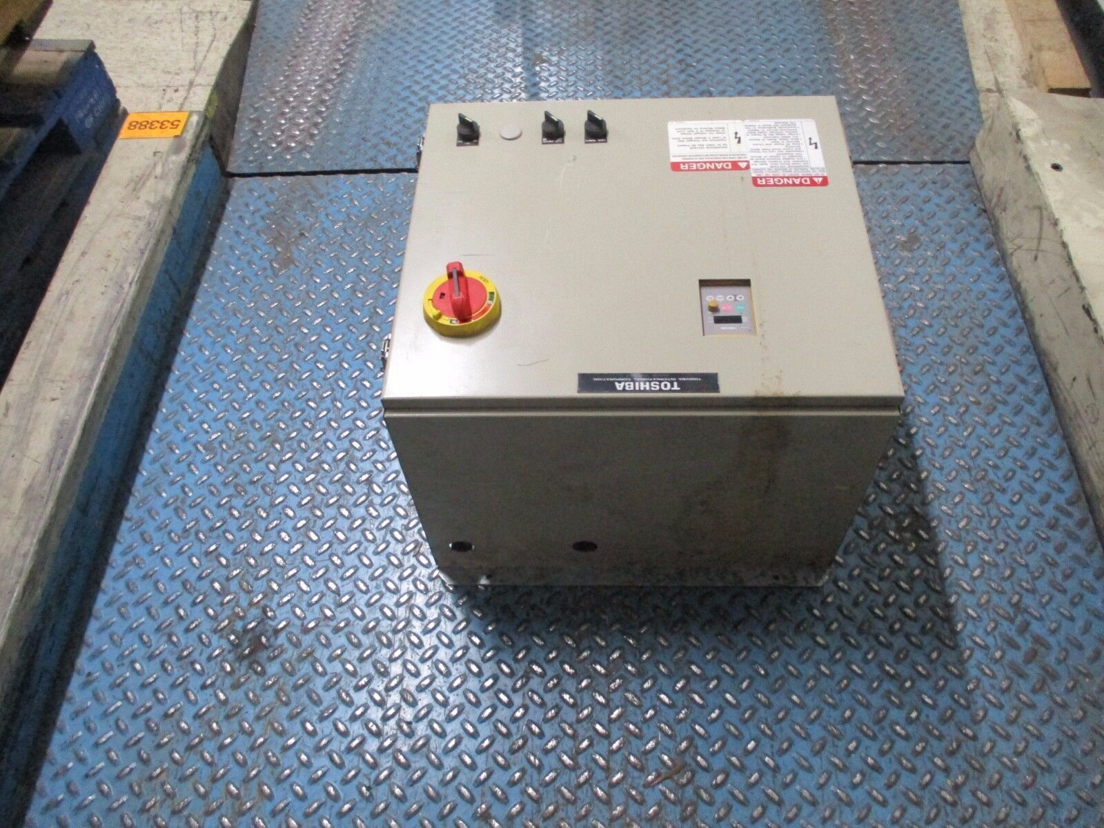 Toshiba Enclosed AC Drive w/ Disconnect 577.7-20-30K0 7.5HP Used