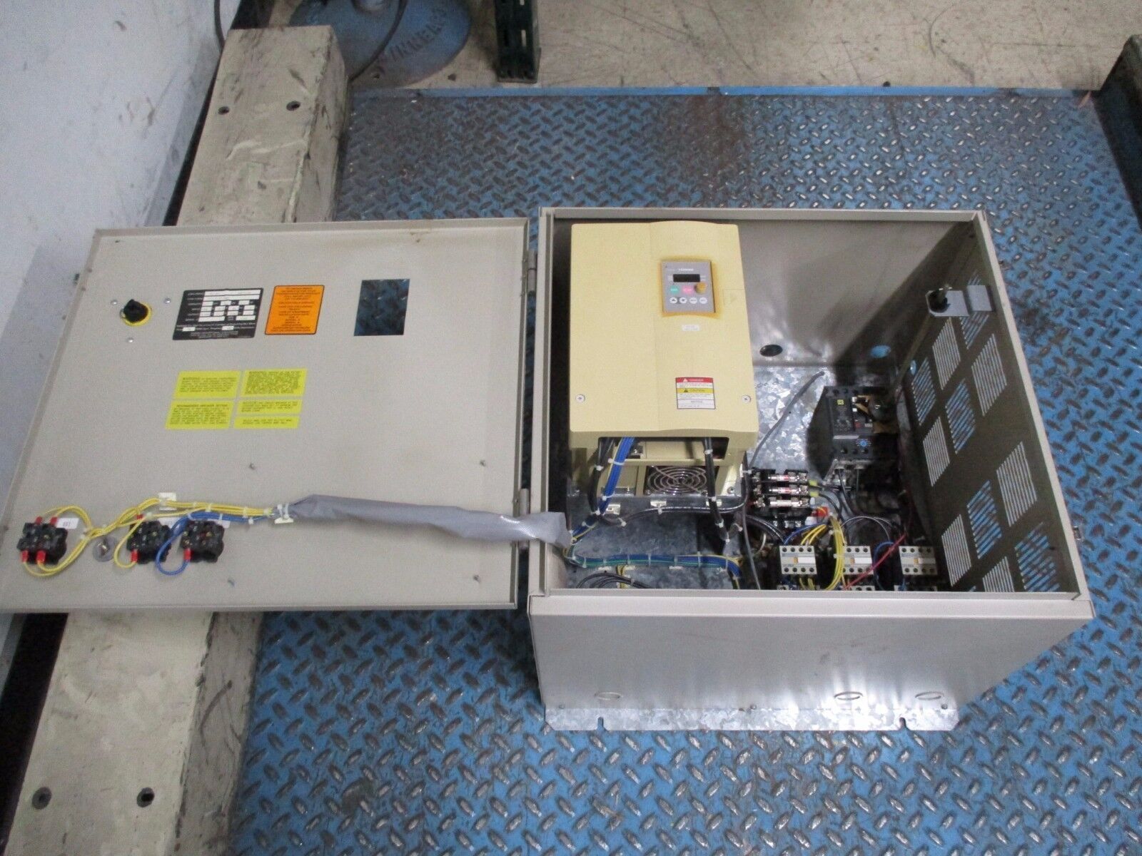 Toshiba Enclosed AC Drive w/ Disconnect 577.7-20-30K0 7.5HP Used