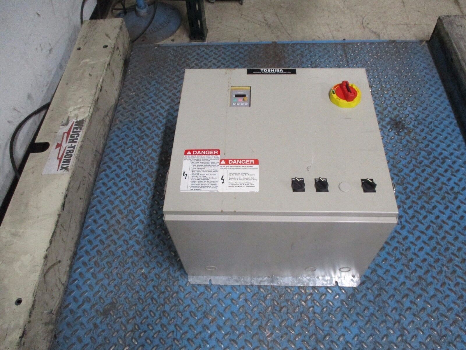 Toshiba Enclosed AC Drive w/ Disconnect 577.7-20-30K0 7.5HP Used