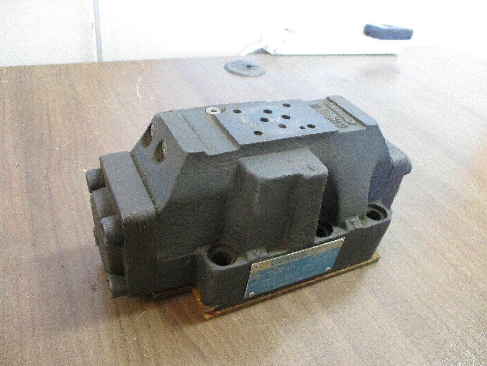 Vickers Directional Control Valve DG5S-8-2A-M-FPA5WL-B5-30 P, X, A, B: 3000PSI