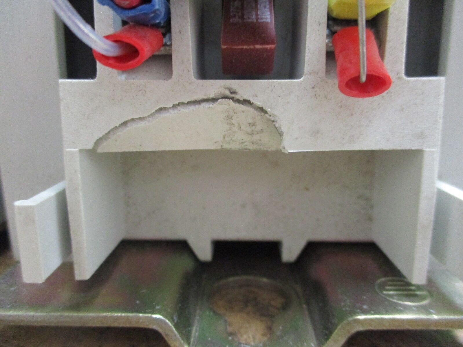 Cutler-Hammer Reversing Contactor CE15MN3 120V Coil 105A 600V w/ 2 Aux Contacts