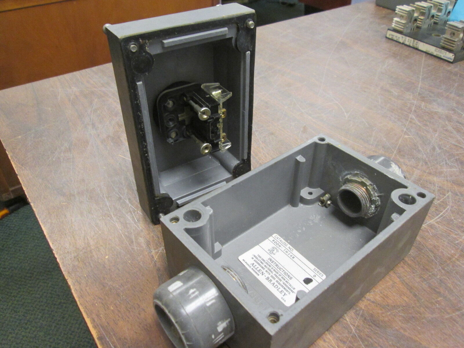 Allen-Bradley Push Button Station 800H-1HJ4R 1-Position w/ Push Button Used
