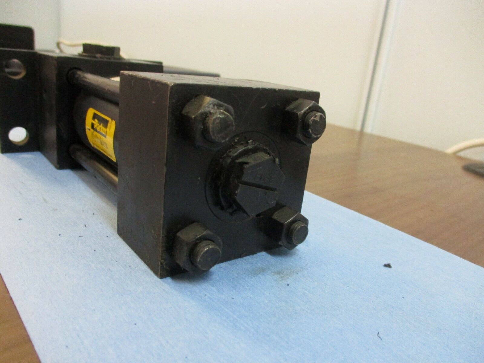 Parker Series 2H Hydraulic Cylinder 01.50 CJ2HLTVS29A 2.250 3000 PSI Used