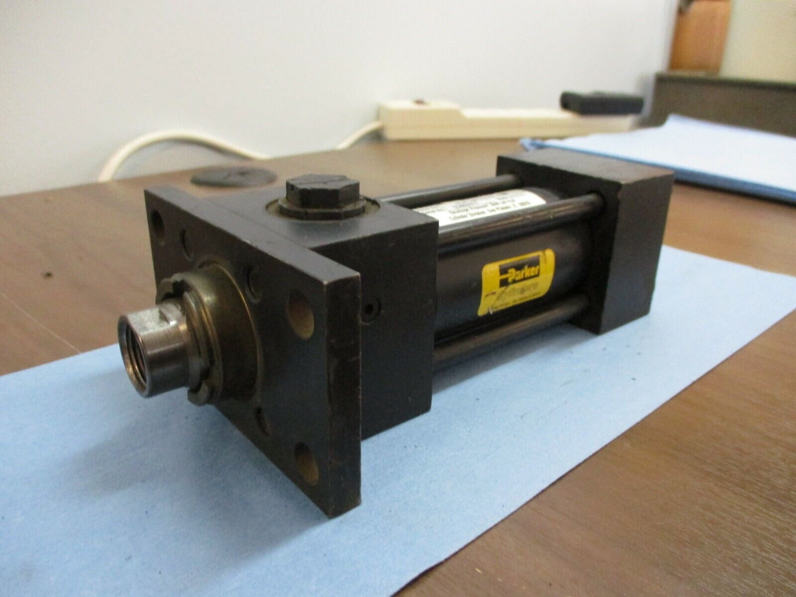 Parker Series 2H Hydraulic Cylinder 01.50 CJ2HLTVS29A 2.250 3000 PSI Used