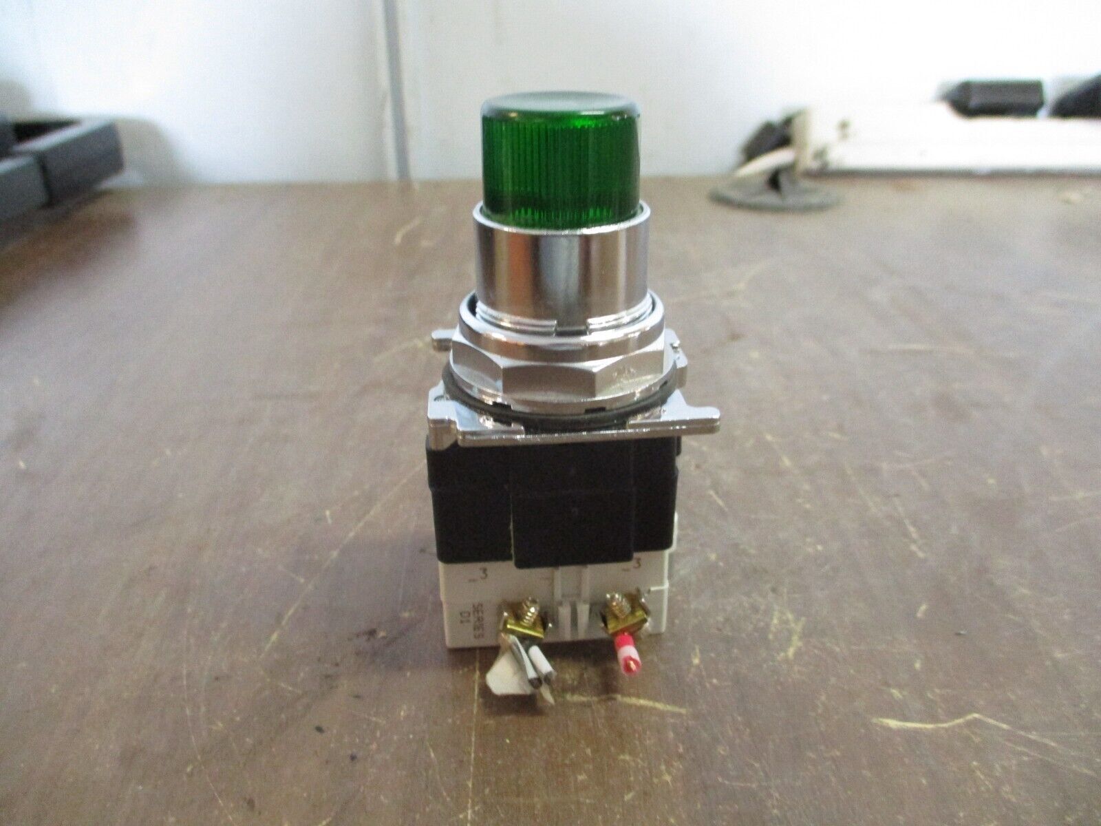 Cutler-Hammer Illuminated Push Button 10250T / 91000T Green Used