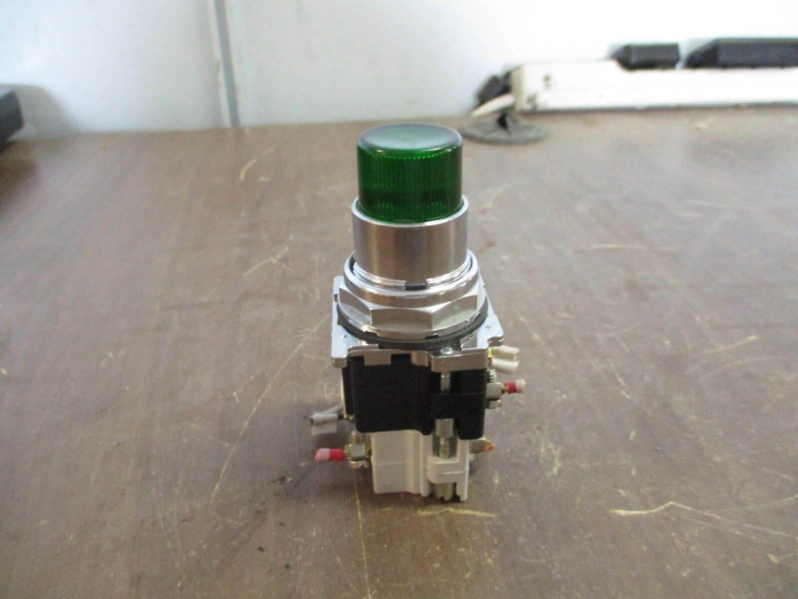 Cutler-Hammer Illuminated Push Button 10250T / 91000T Green Used