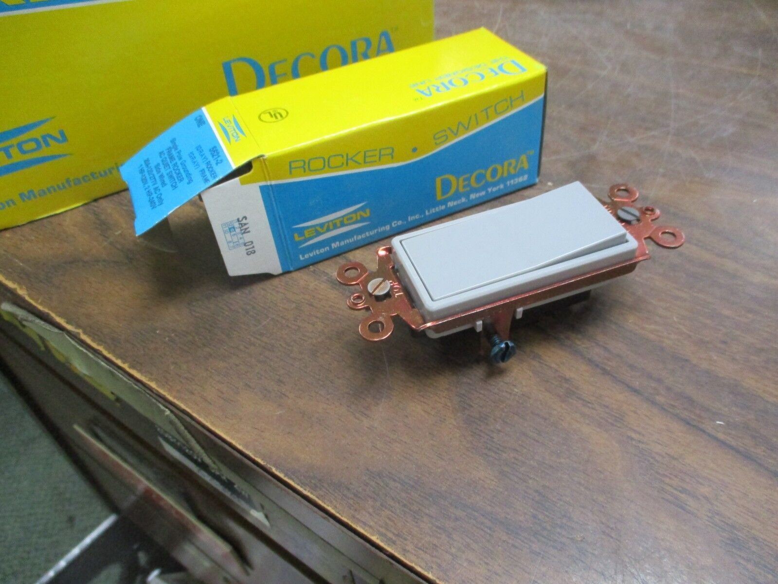 Leviton/Decora Rocker Switch 5621-2 20A 120/277V New Surplus