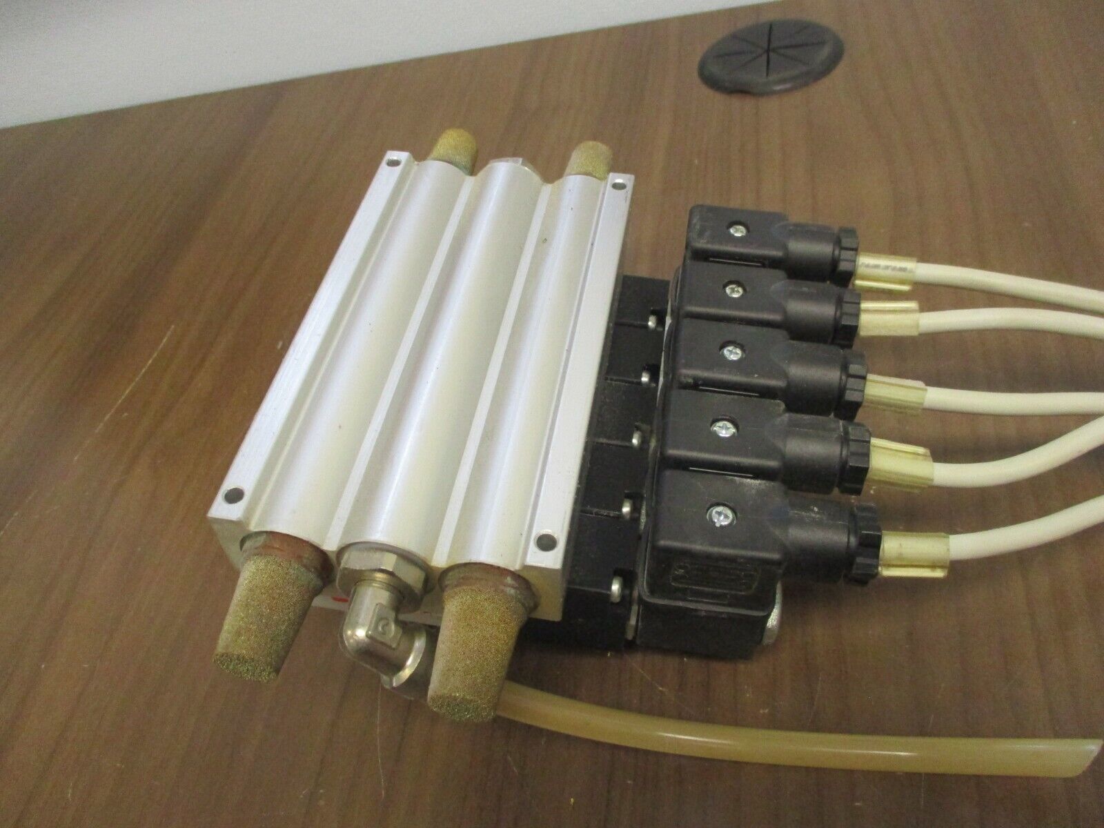 Camozzi Solenoid Valve Manifold 358-015 10 bar (5) Valves Used