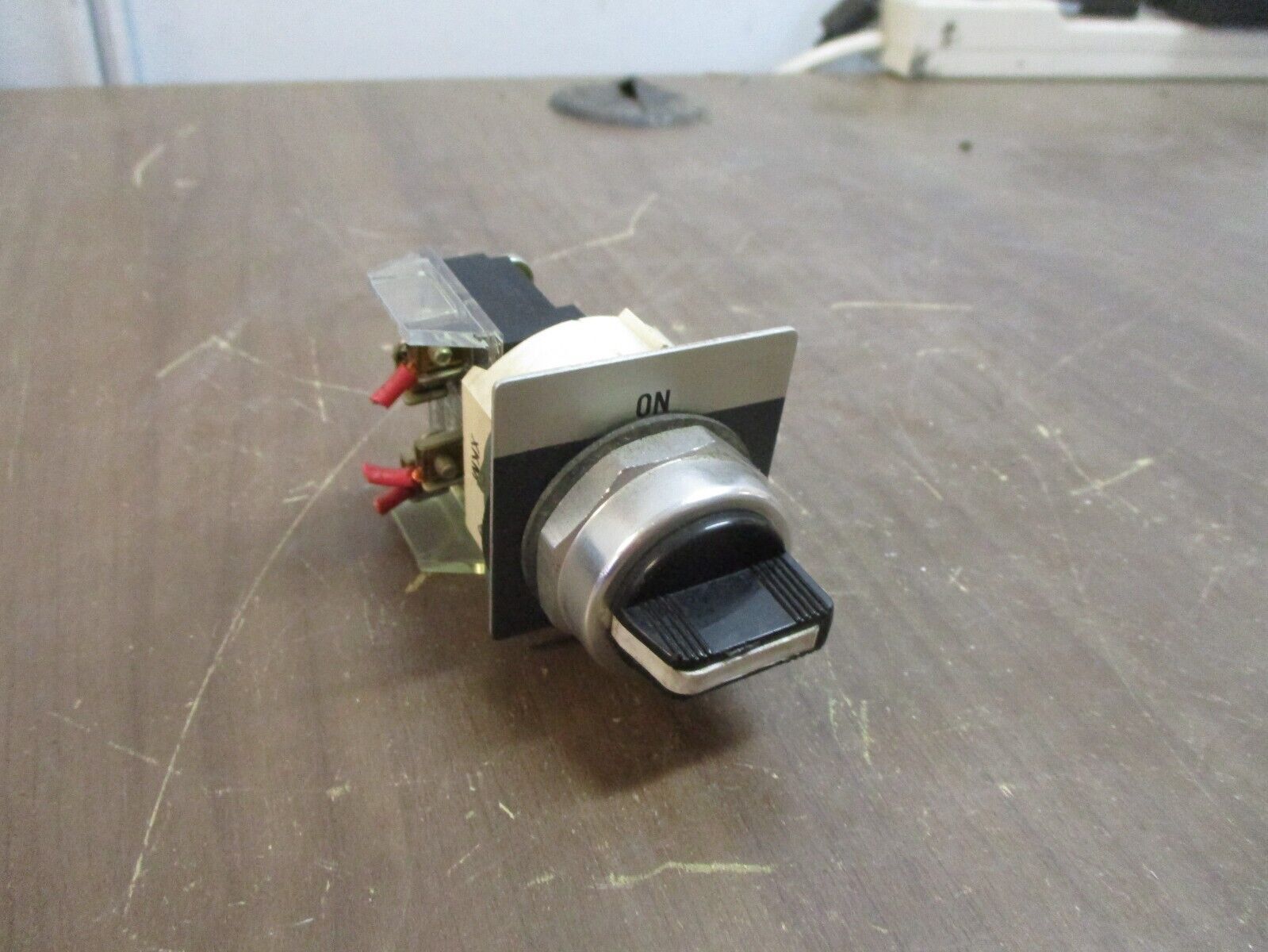 Allen-Bradley Selector Switch 800T-H2 Ser. T Nema Type 4, 13 Used