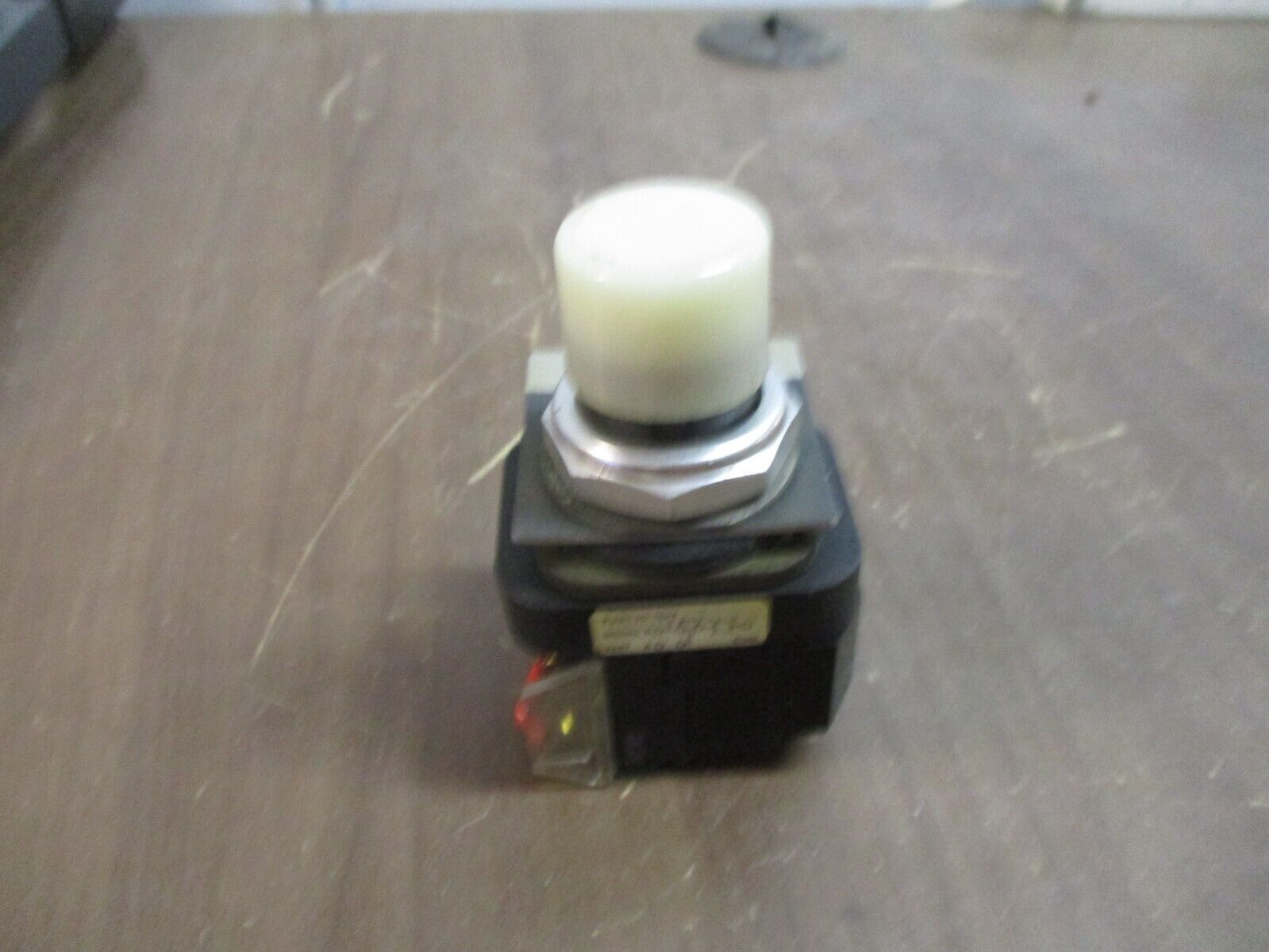 Allen-Bradley Illuminated Push Button 800T-PT16 120V 50/60Hz White Used