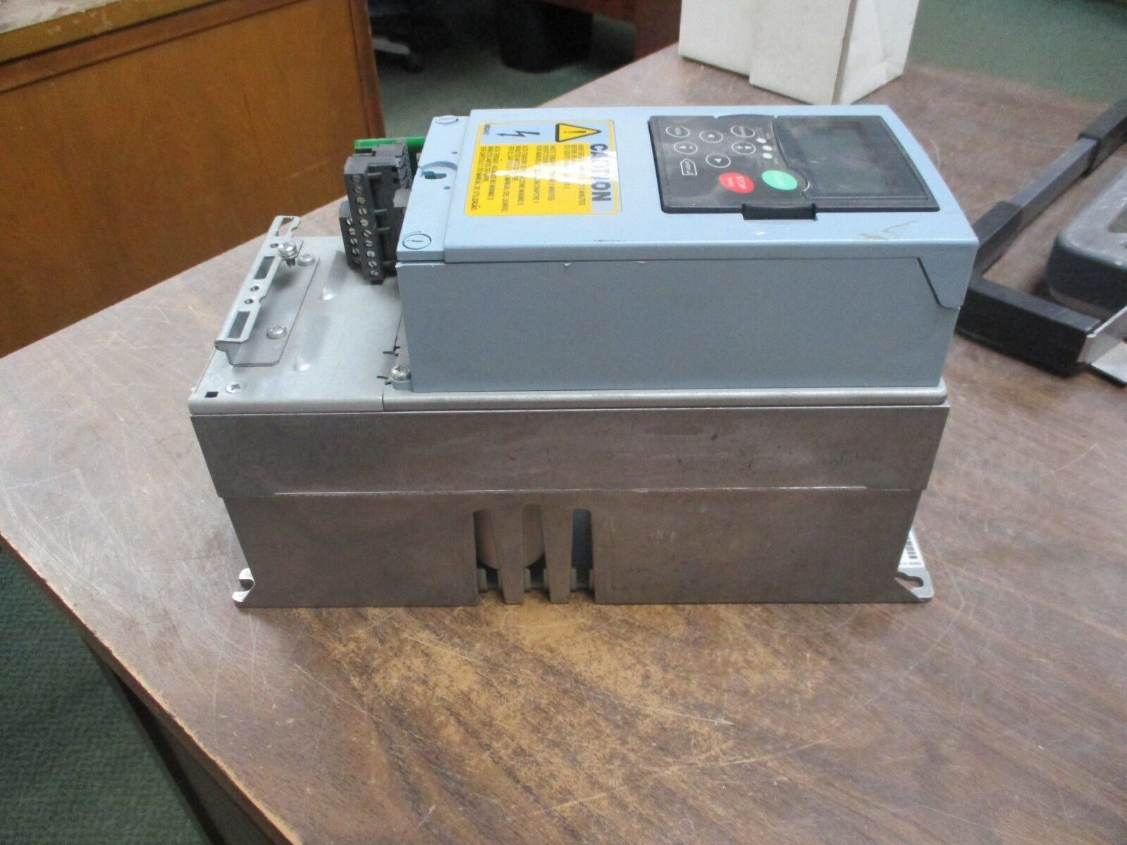 Eaton AC Drive VS002210A-00000 2HP *Missing Terminal Cover* Used