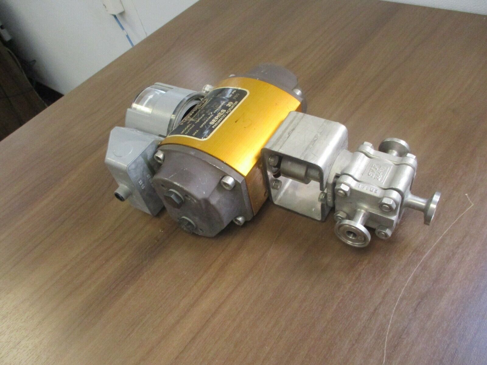 Flowserve Series 39 Pneumatic Actuator w/ Valve & Positioner 1039 SN R6 Used