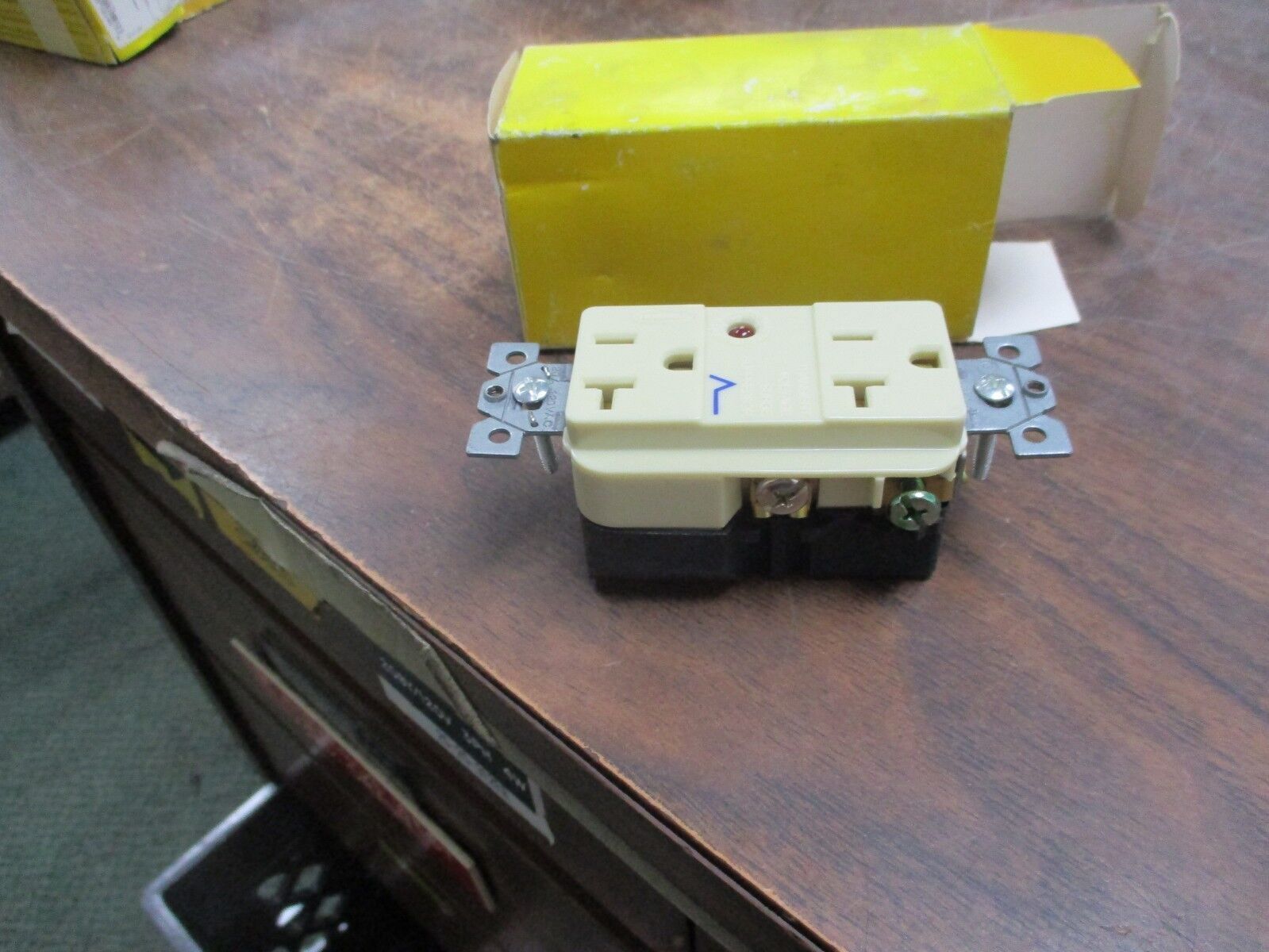 Hubbell Receptacle with Surge Supressor HBL5360IS 20A 125V New Surplus