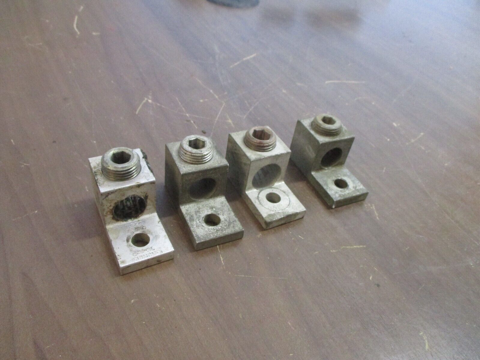 Ilsco Mechanical Lug TA-250 250MCM-6 *Lot of 4* Used