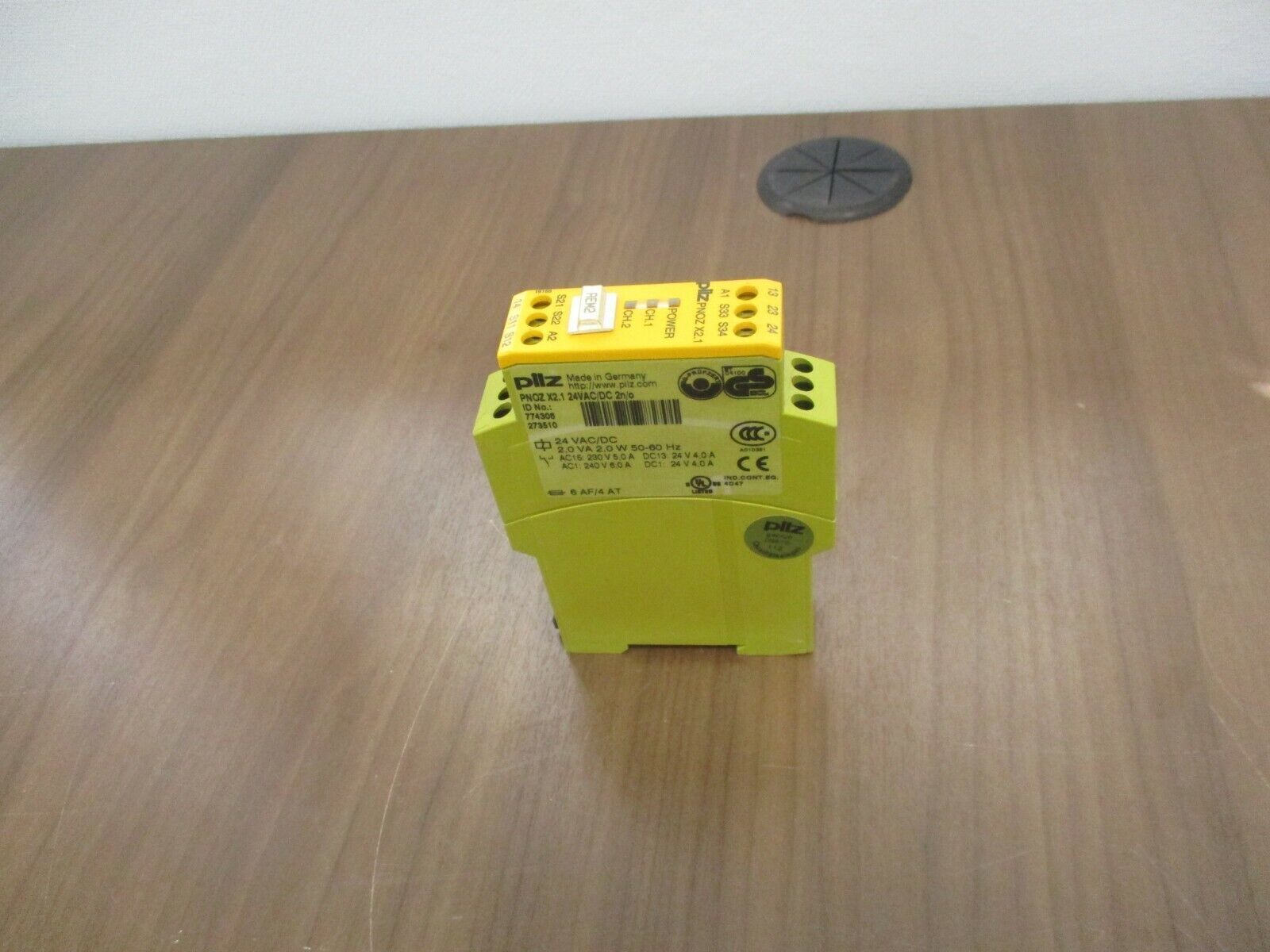 Pilz Safety Relay PNOZ X2.1 24VAC/DC 2n/o 24VAC/DC 2VA 2.0W 50-60Hz Used