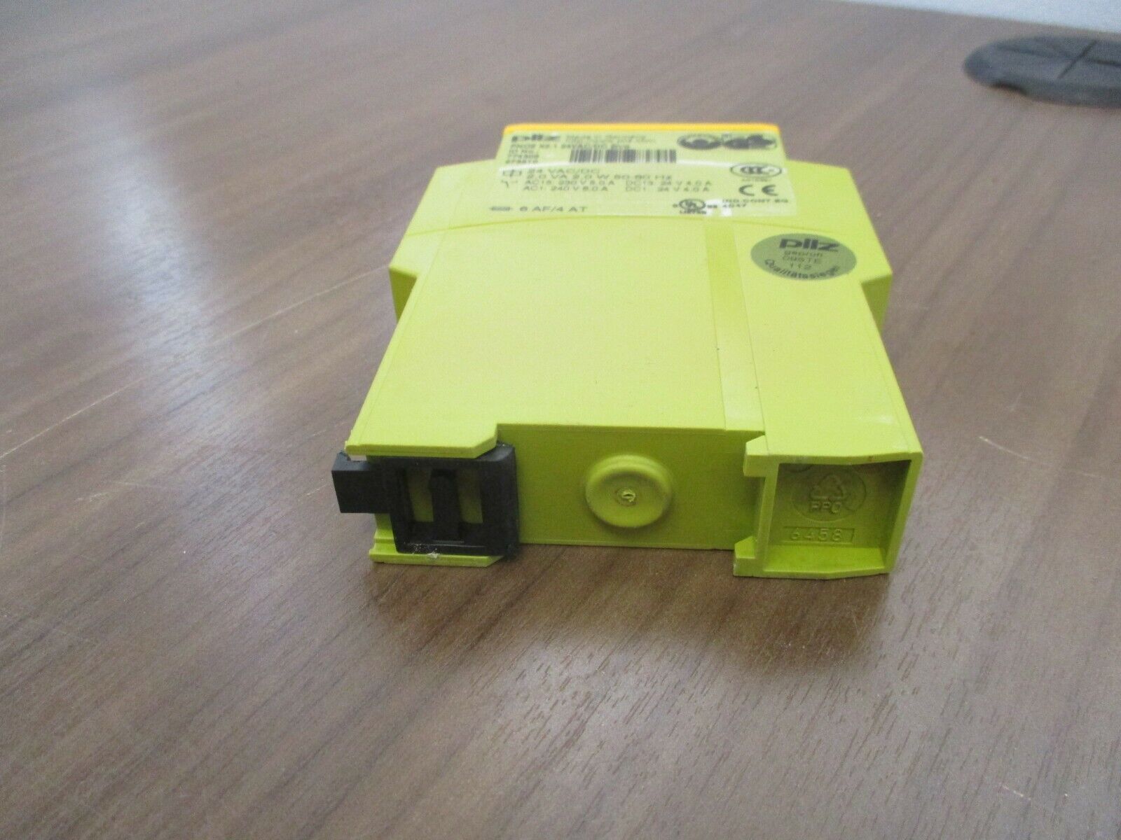 Pilz Safety Relay PNOZ X2.1 24VAC/DC 2n/o 24VAC/DC 2VA 2.0W 50-60Hz Used