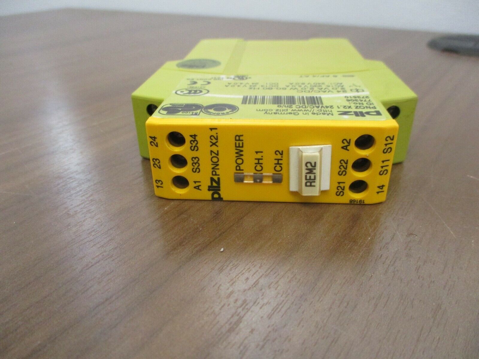 Pilz Safety Relay PNOZ X2.1 24VAC/DC 2n/o 24VAC/DC 2VA 2.0W 50-60Hz Used