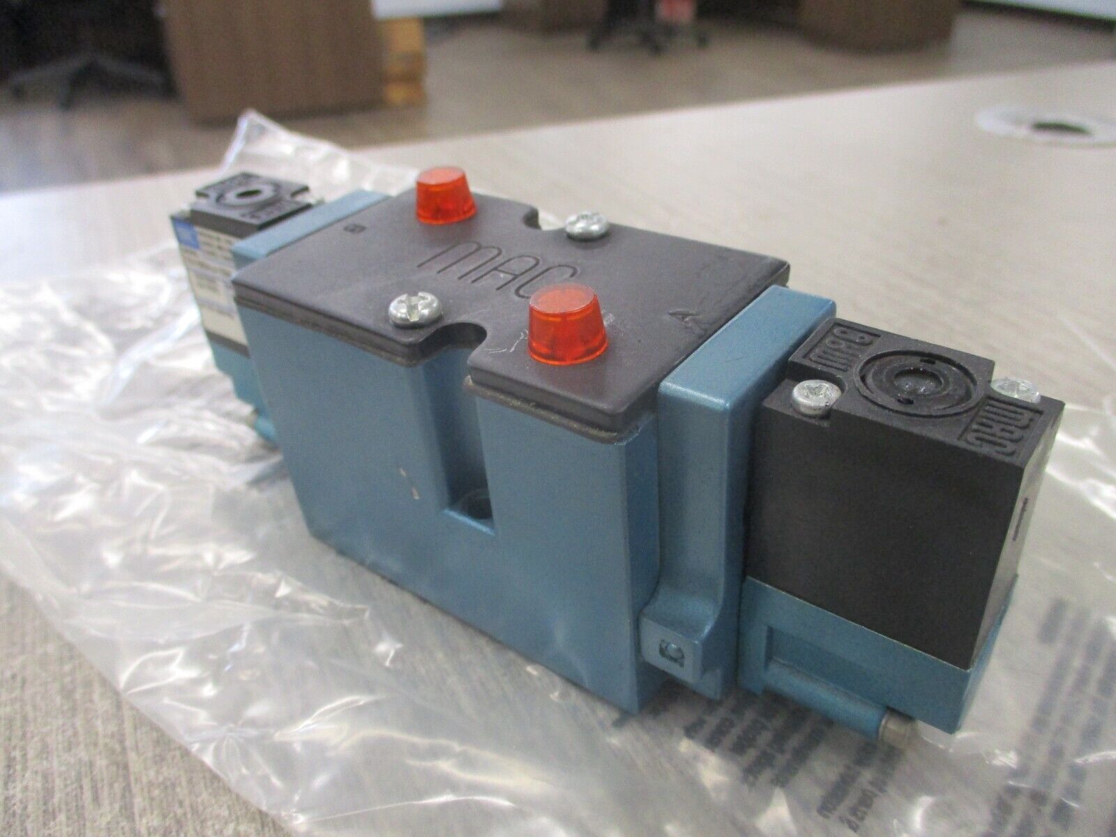MAC Solenoid Valve 82A-BF-000-TU-DDAP-1DA New Surplus