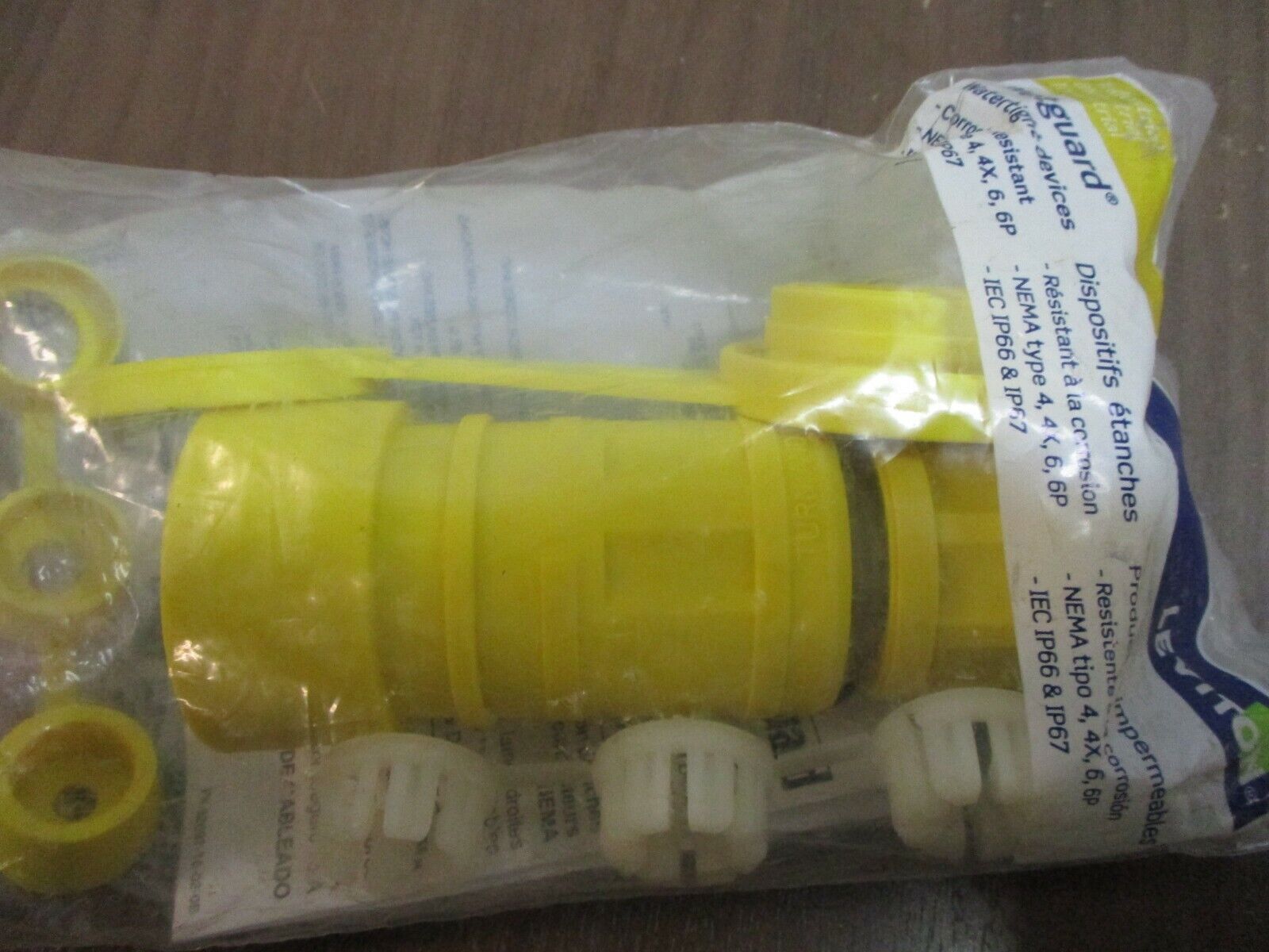 Leviton Waterguard Connector 163-25W47 15A 125V Nema L5-15P New Surplus