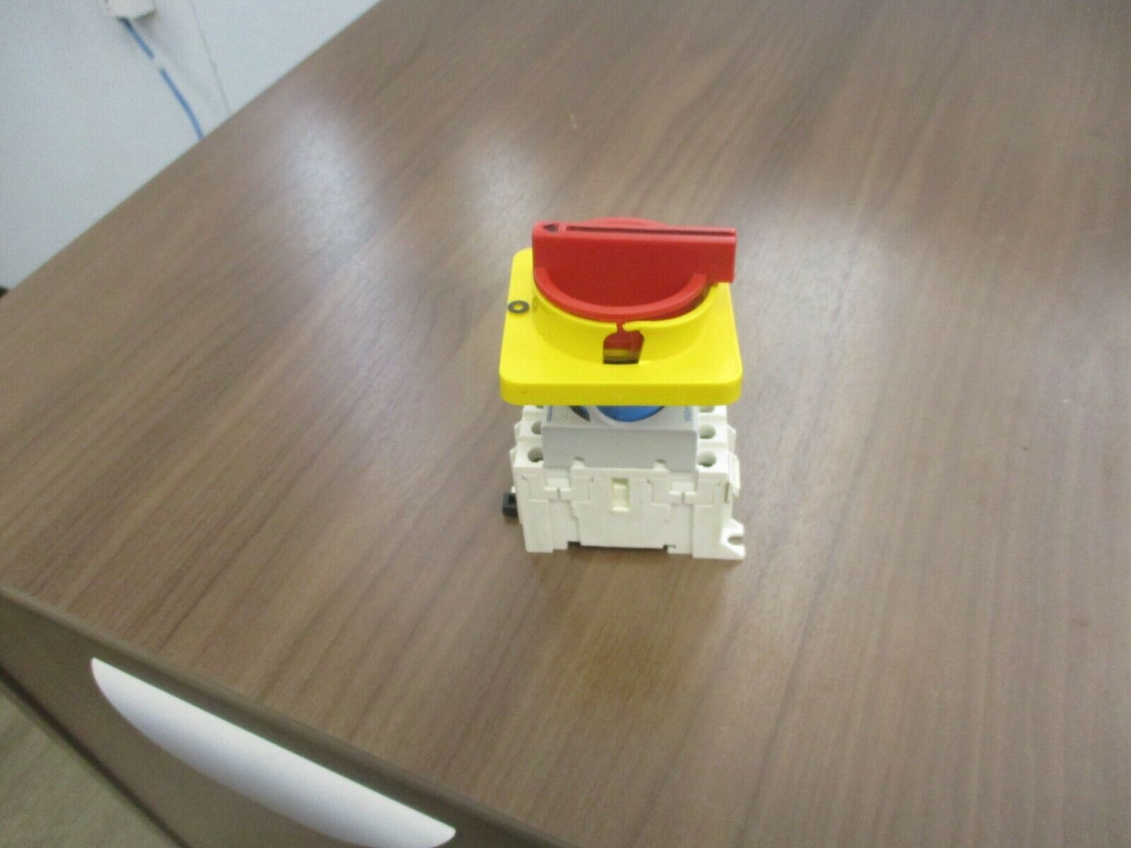 GE Disconnect Switch DILOS 00 25A 690V 25A *Cracked Switch Cover* Used