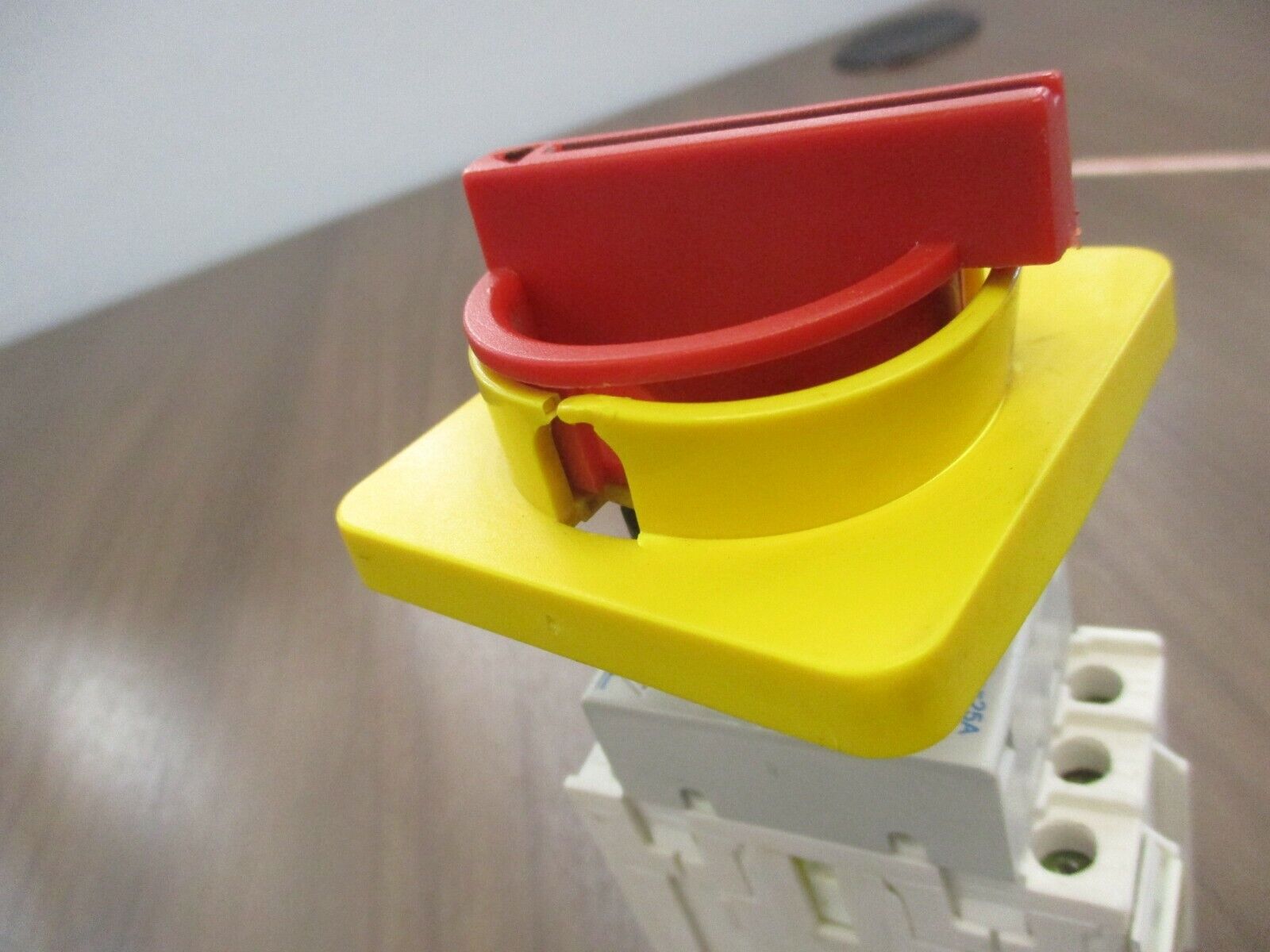 GE Disconnect Switch DILOS 00 25A 690V 25A *Cracked Switch Cover* Used