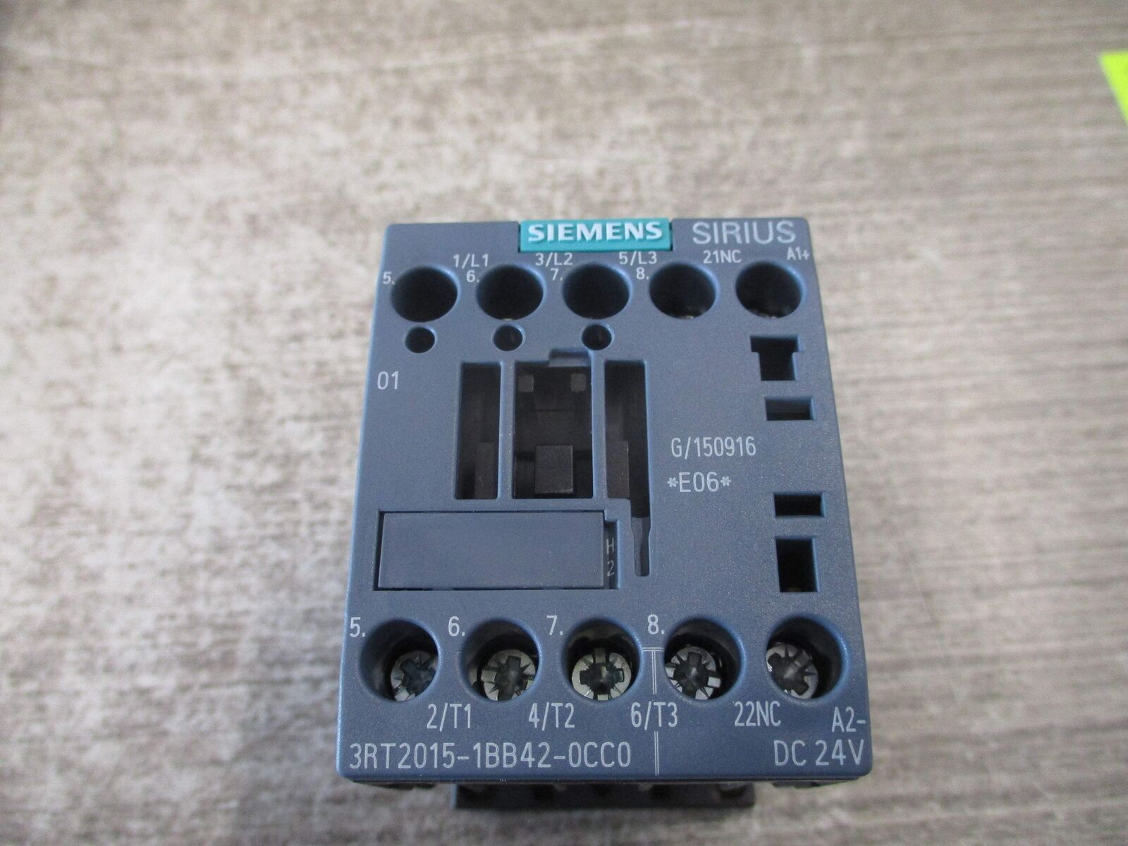 Siemens Sirius Contactor 3RT2015-1BB42-0CC0 24VDC Coil New Surplus