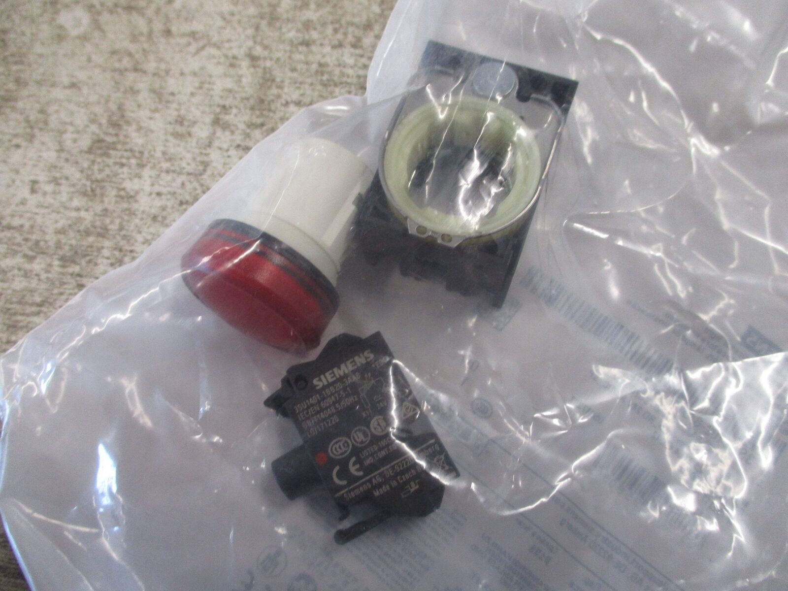 Siemens Indicator Light 3SU1102-6AA20-3AA0 Type 3R,4X,12 Enclosure Red New Surpl