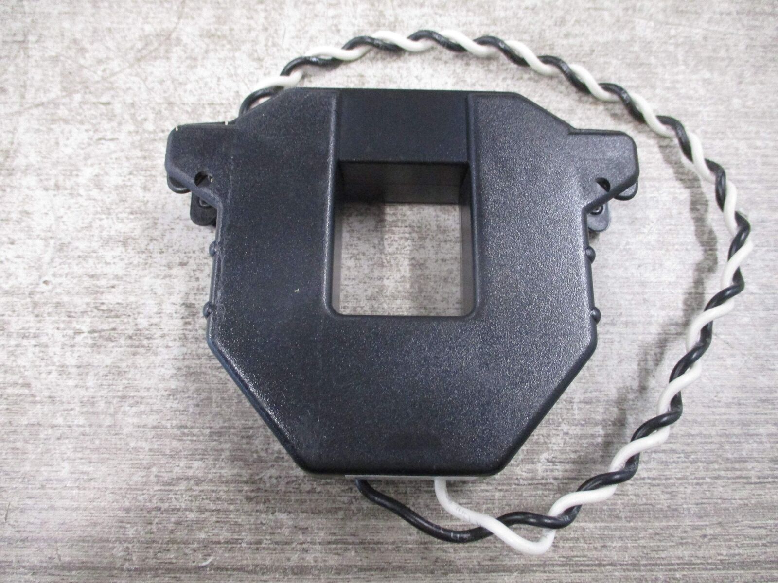 Veris Current Transducer H6810-300A-.3V Ratio 300A:0.333V FS 600V 50/60Hz Used