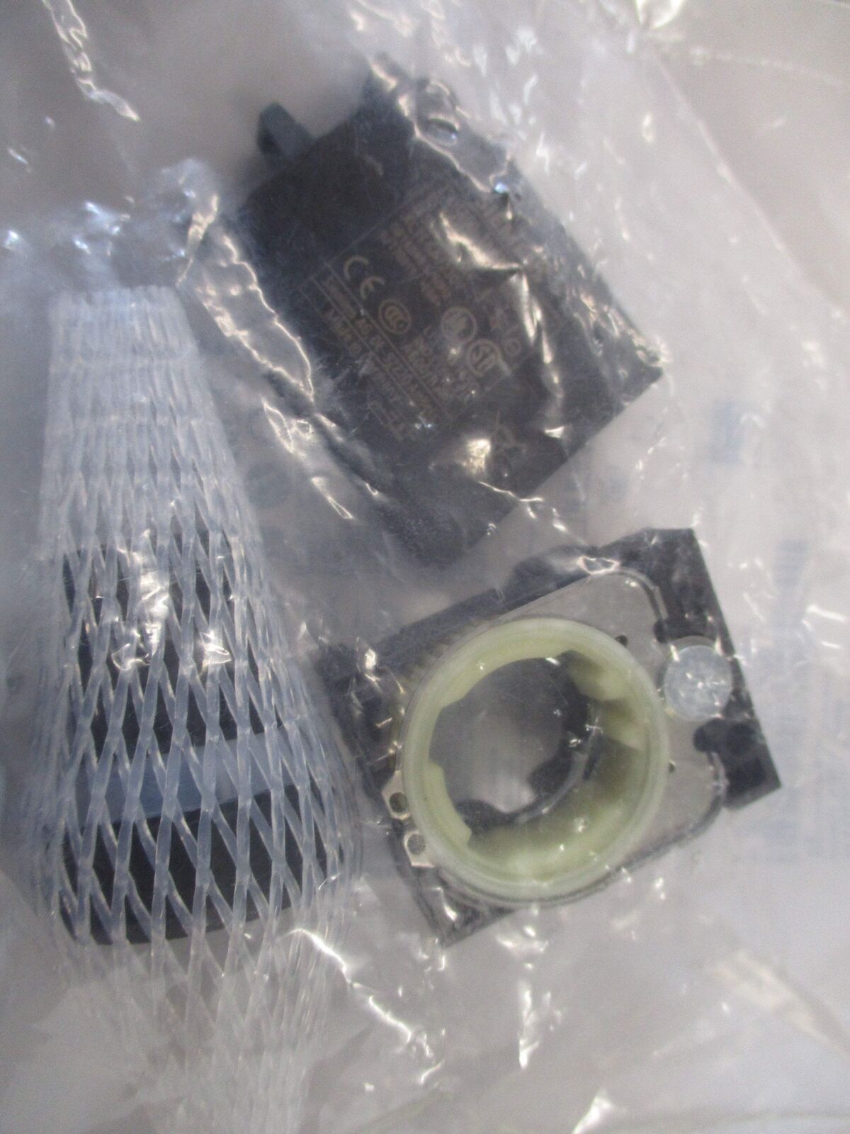 Siemens Pushbutton 3SU1100-0AB10-3FA0 Type 3R,4X,12 Enclosure New Surplus
