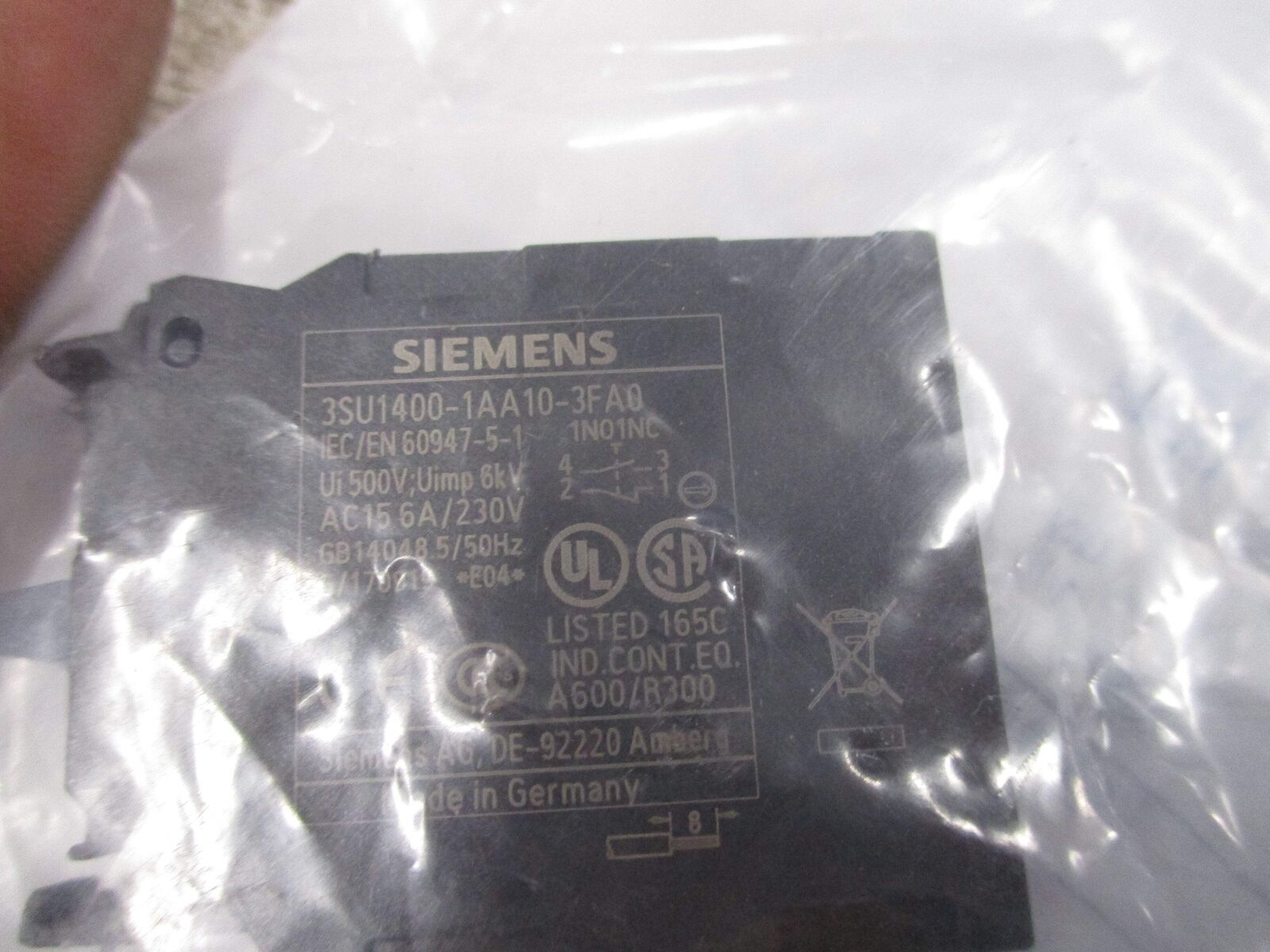 Siemens Pushbutton 3SU1100-0AB10-3FA0 Type 3R,4X,12 Enclosure New Surplus