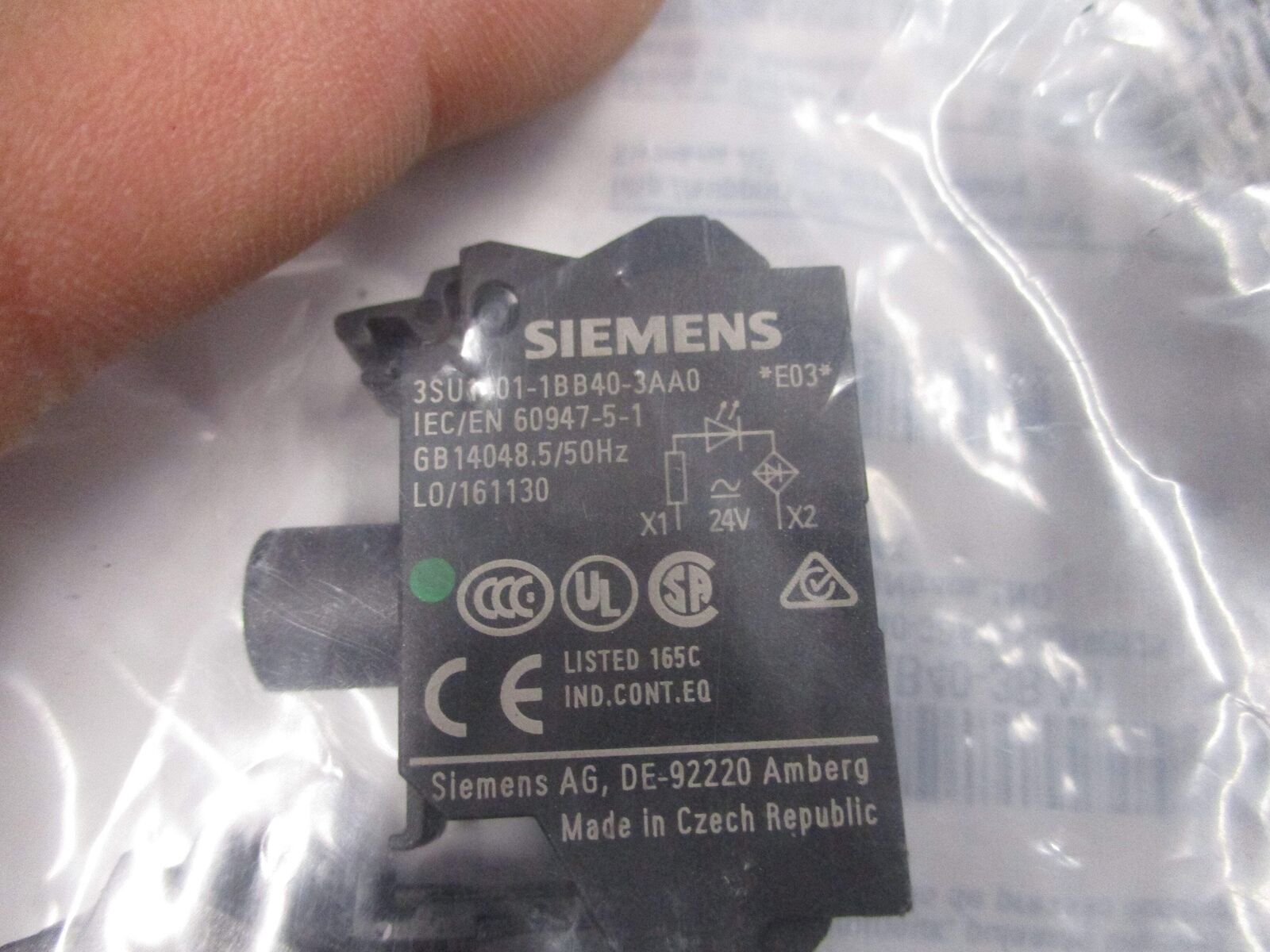 Siemens Illuminated Pushbutton 3SU1102-0AB40-3BA0 Type 3R/4X Enclosure Green New