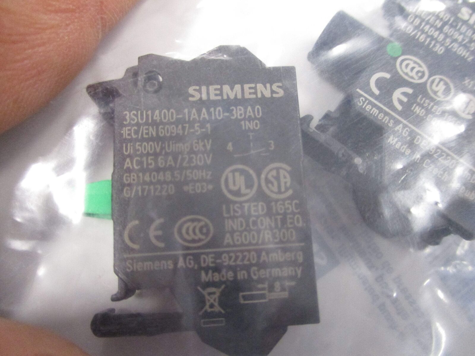 Siemens Illuminated Pushbutton 3SU1102-0AB40-3BA0 Type 3R/4X Enclosure Green New