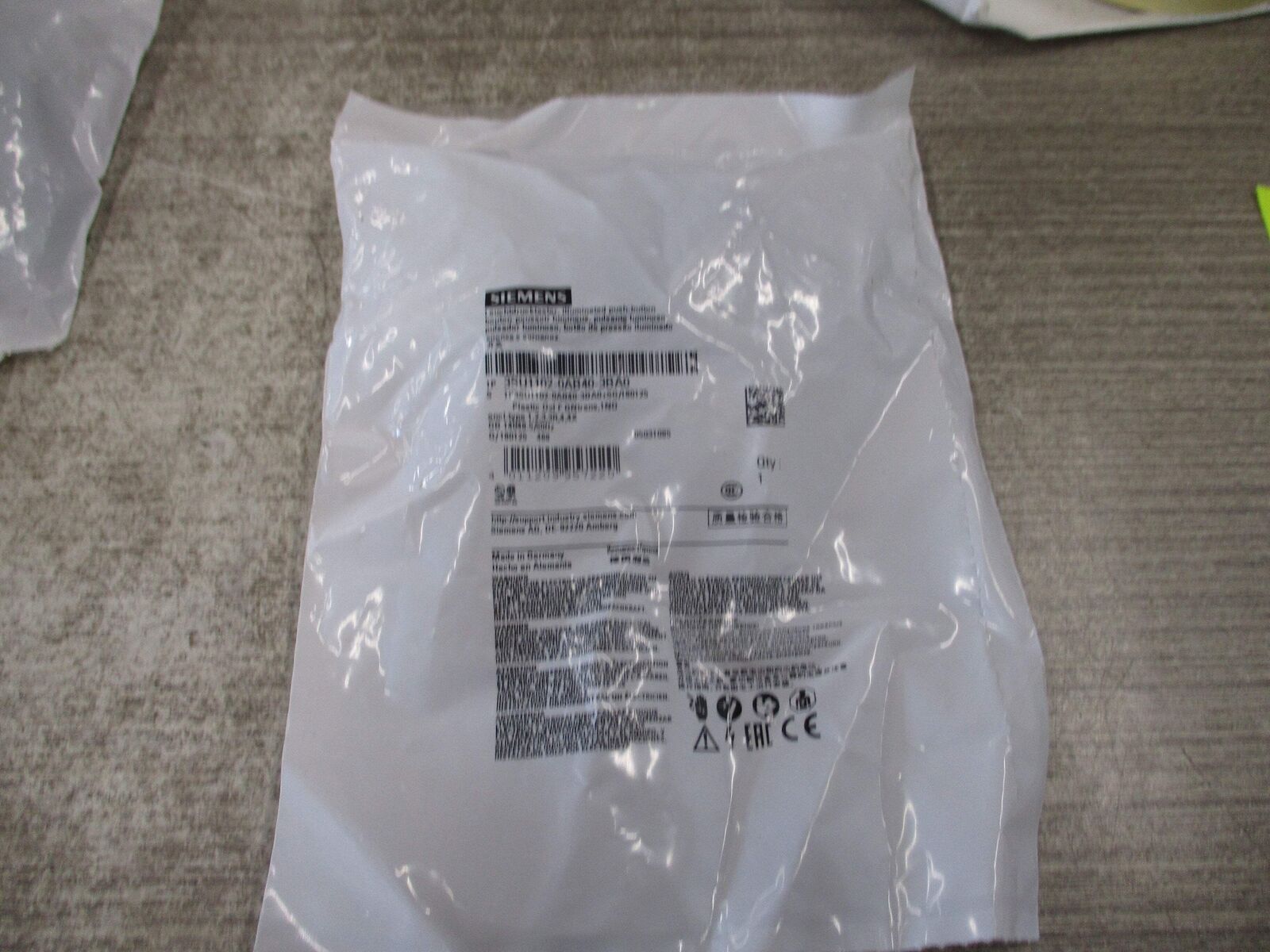 Siemens Illuminated Pushbutton 3SU1102-0AB40-3BA0 Type 3R/4X Enclosure Green New