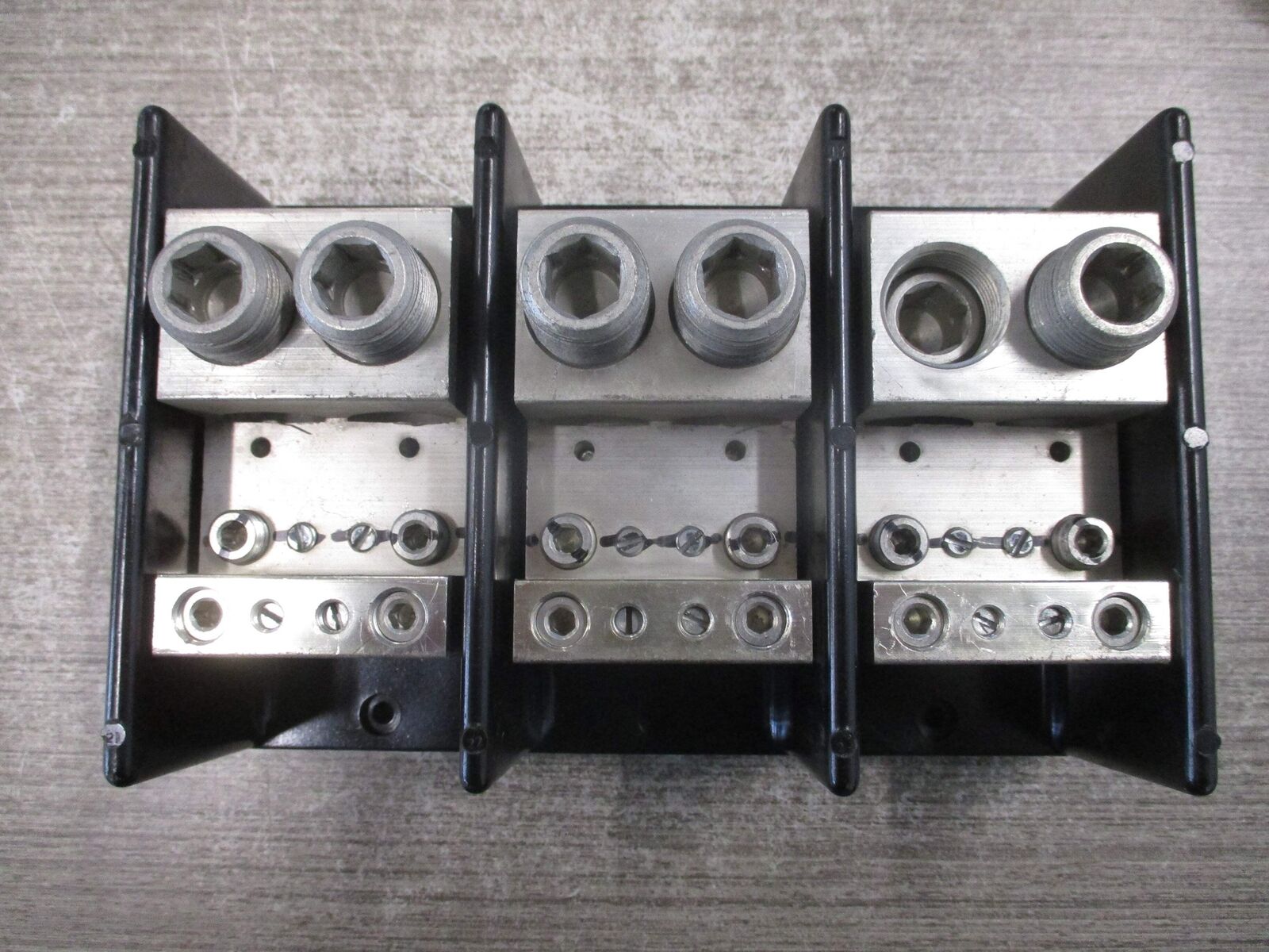 Buss Power Distribution Block 16528-3 840A 600V 3P Used