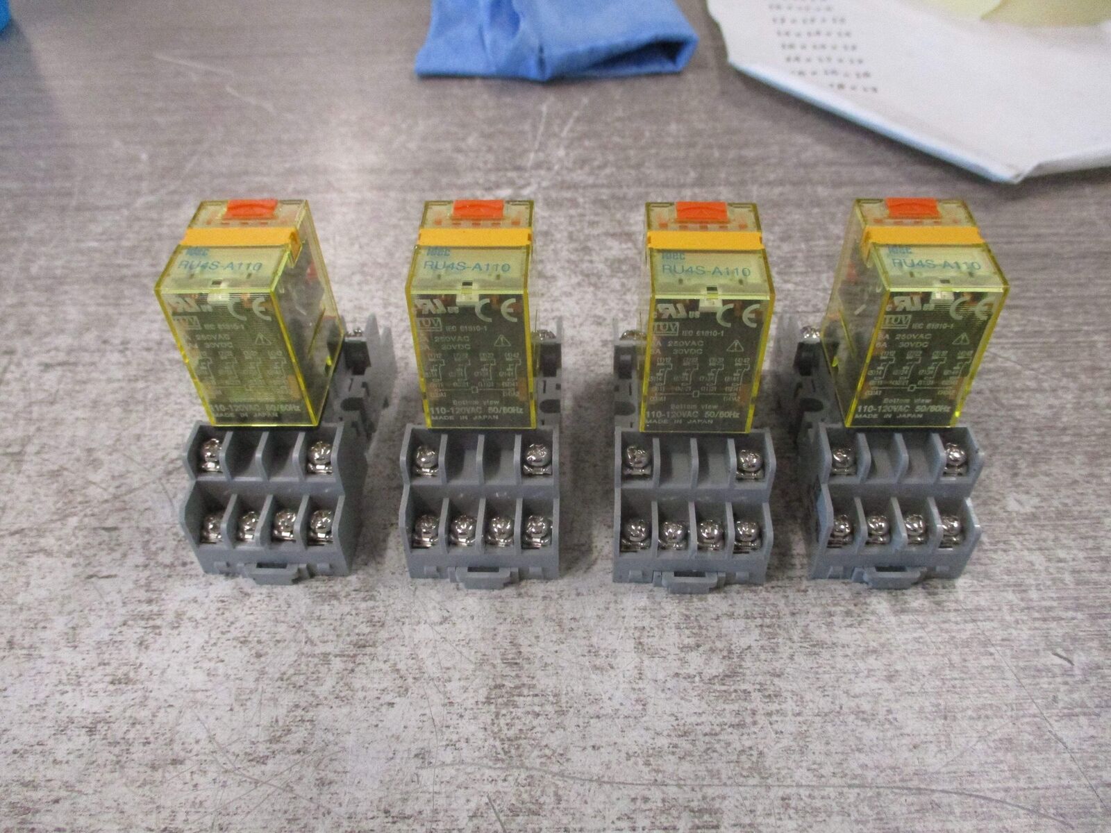 Idec Relay RU4S-A110 W/Base *Lot of 4* Used