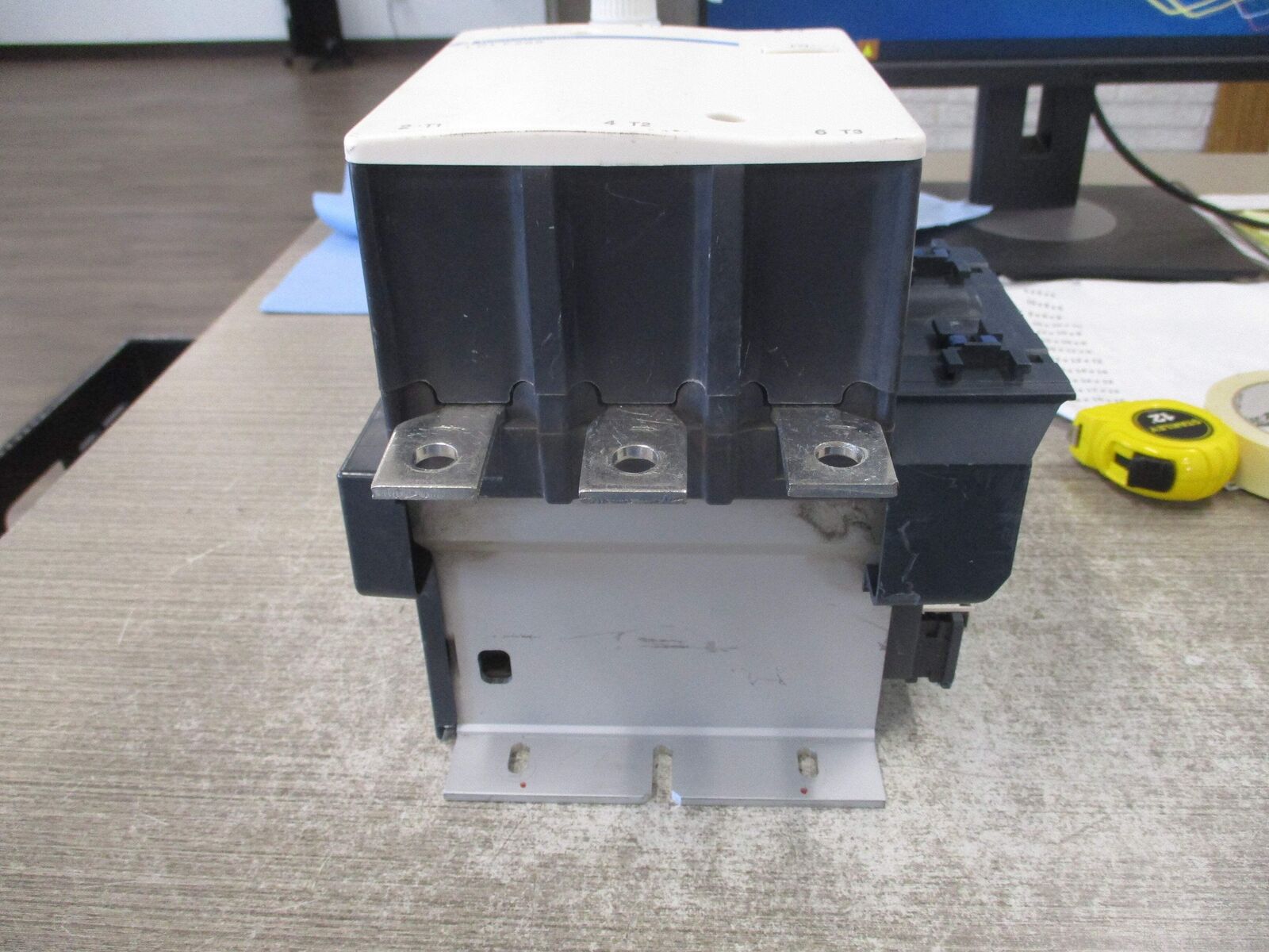 Telemecanique Contactor LC1F265 120-127V Coil 40-400 Hz 285A 600V *Chipped Coil