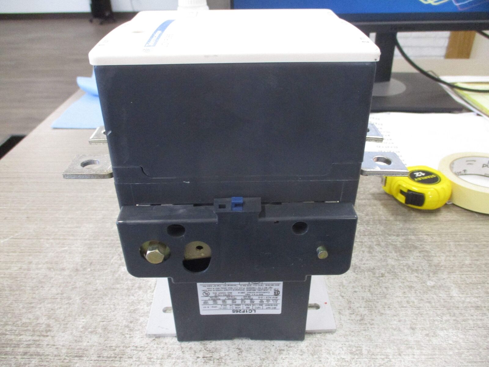 Telemecanique Contactor LC1F265 120-127V Coil 40-400 Hz 285A 600V *Chipped Coil