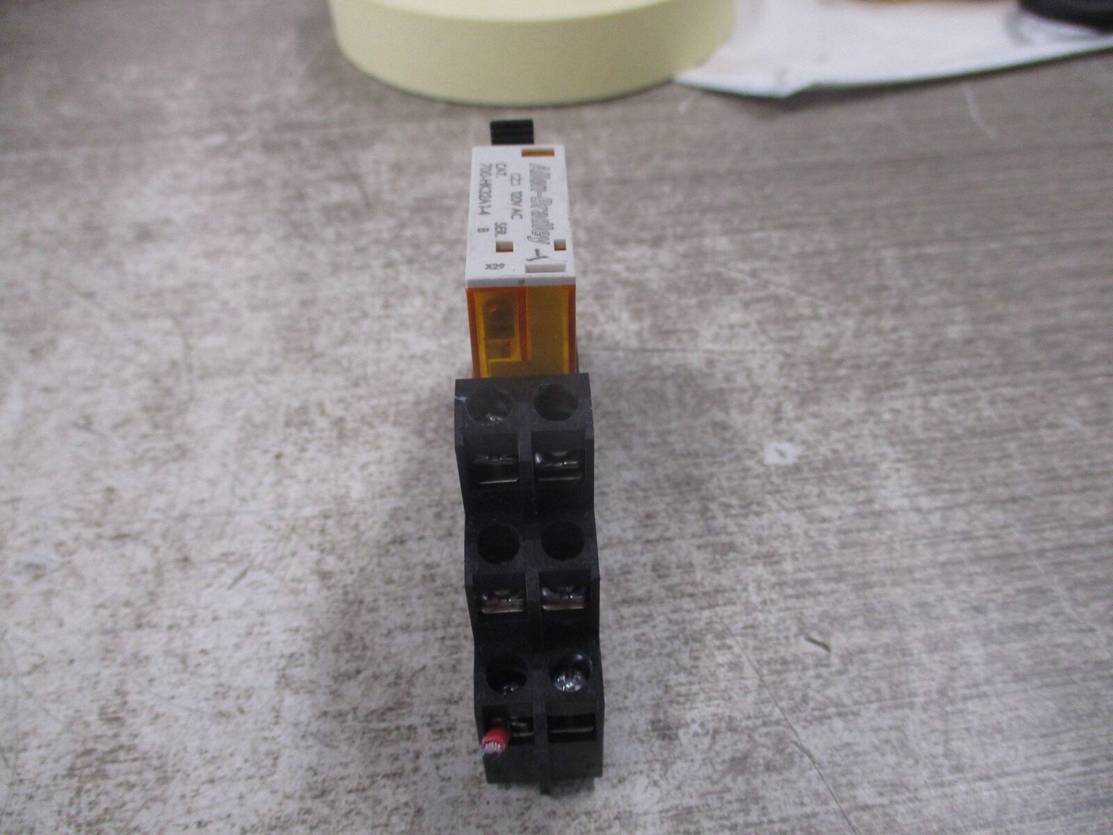 Allen-Bradley Relay 700-HK32A1-4 Ser. B 120V Coil W/Base Used