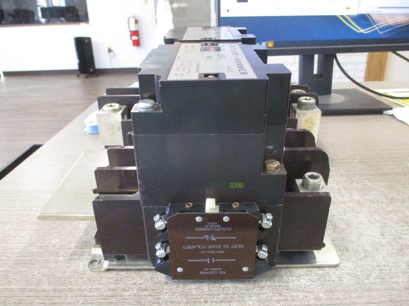 Cutler-Hammer Contactor C832LN1/C832KN9 Ser. C1 350A/200A 120V Coil Used