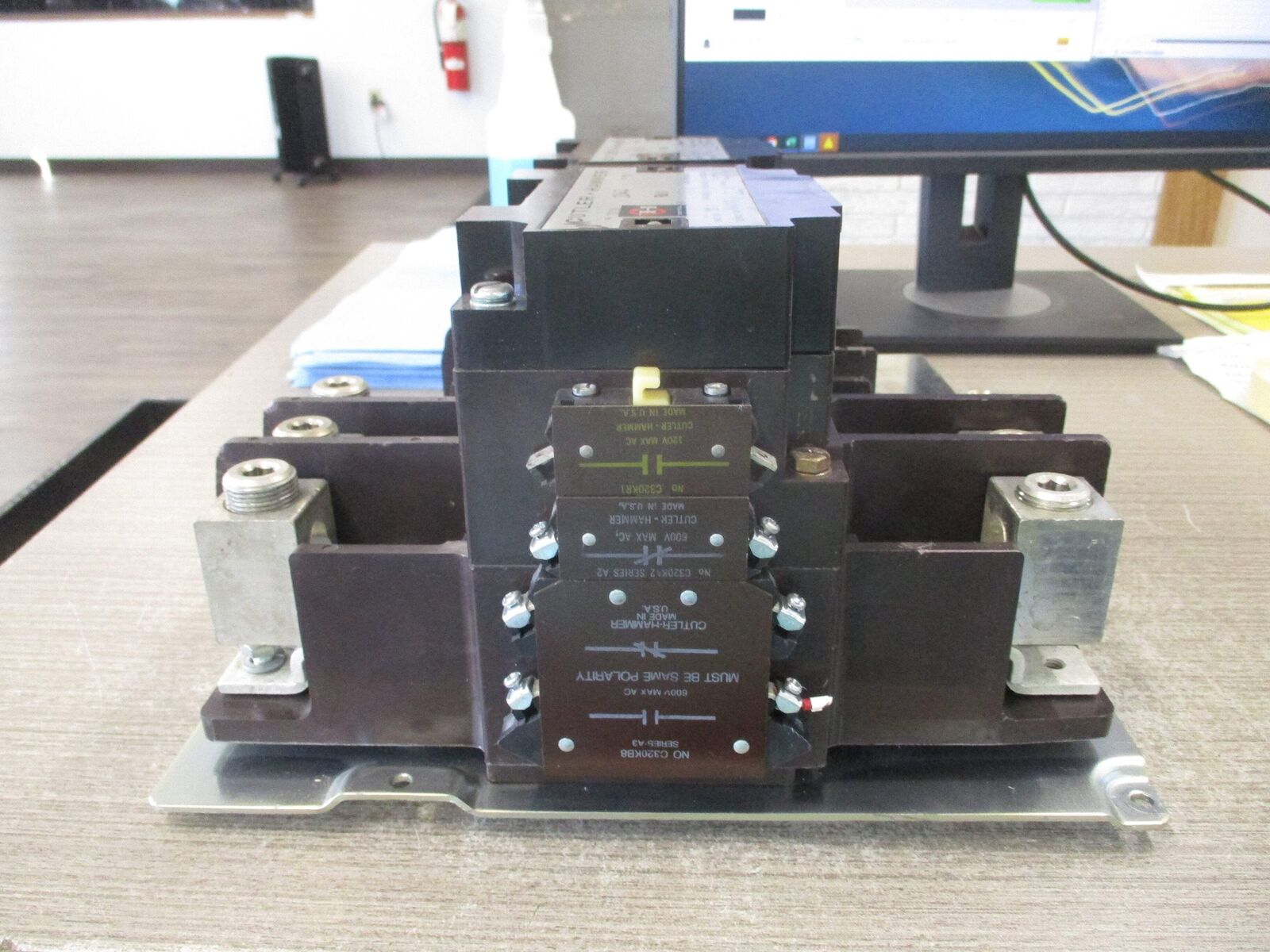 Cutler-Hammer Contactor C832LN1/C832KN9 Ser. C1 350A/200A 120V Coil Used