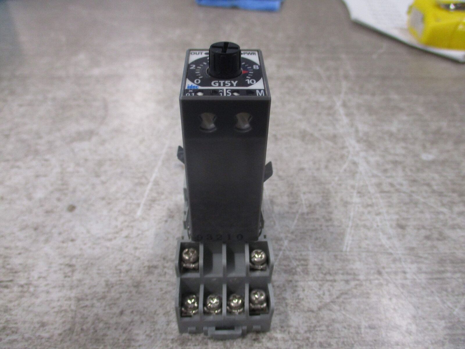 Idec Electronic Timer GT5Y-2SN 200-240V W/Base Used