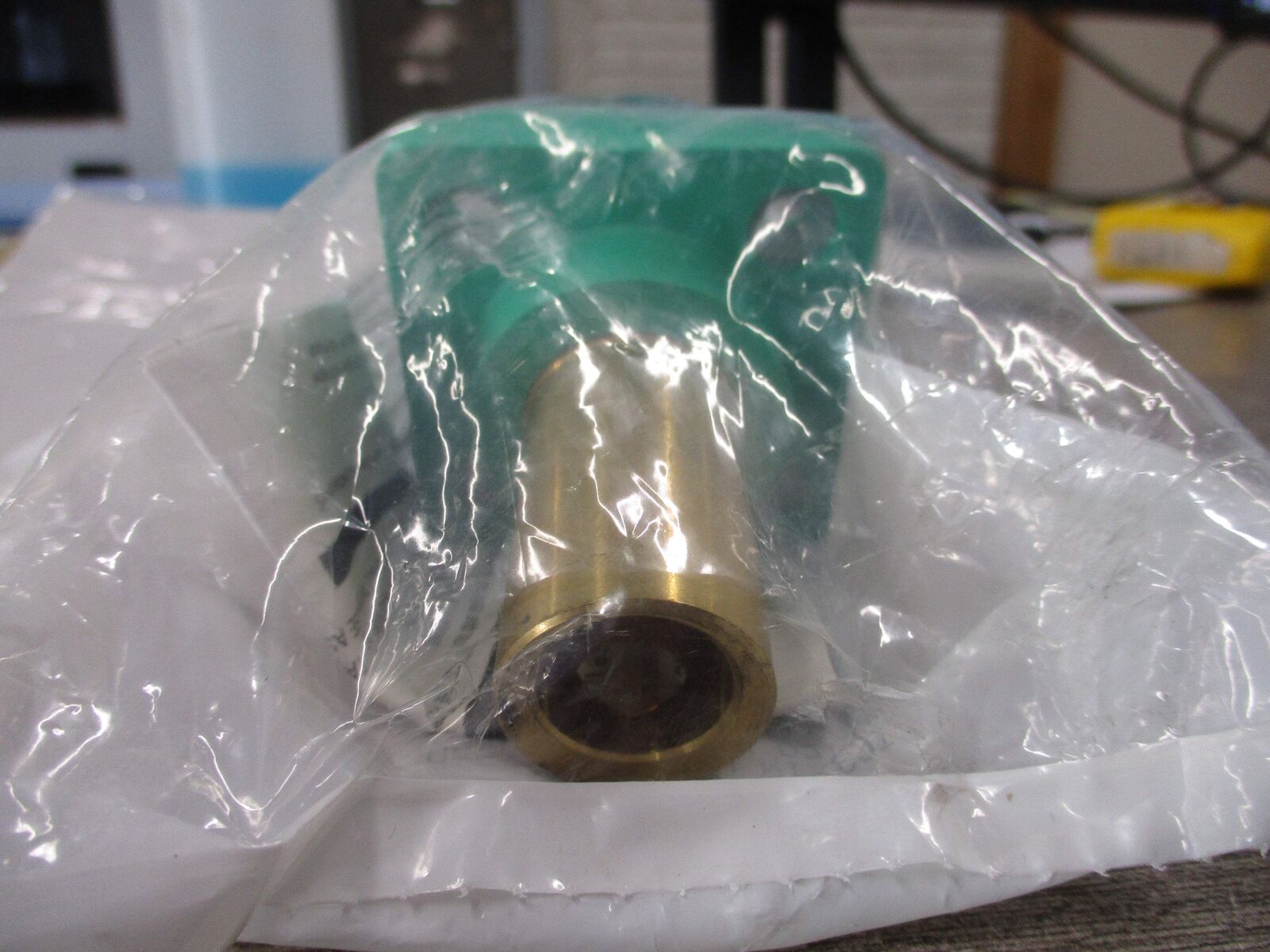 Leviton rhino-hide Male Panel Receptacle 245-16R21-UG 400A 600V New Surplus