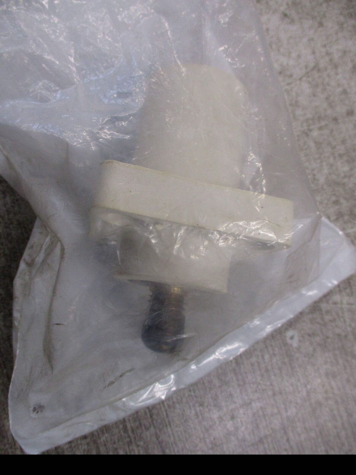 Leviton Male Panel Receptacle 302-16R23-W 400A 600V New Surplus