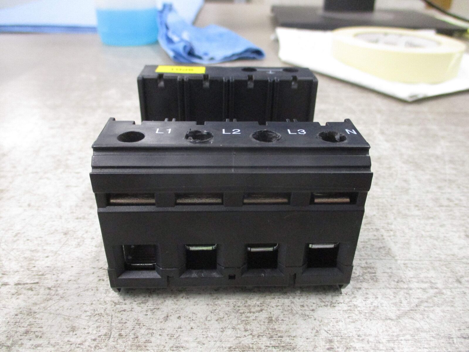 Phoenix Contact VAL-MS/3+1-BE/FM Base 2838898 *Broken Din Rail Mount* Used