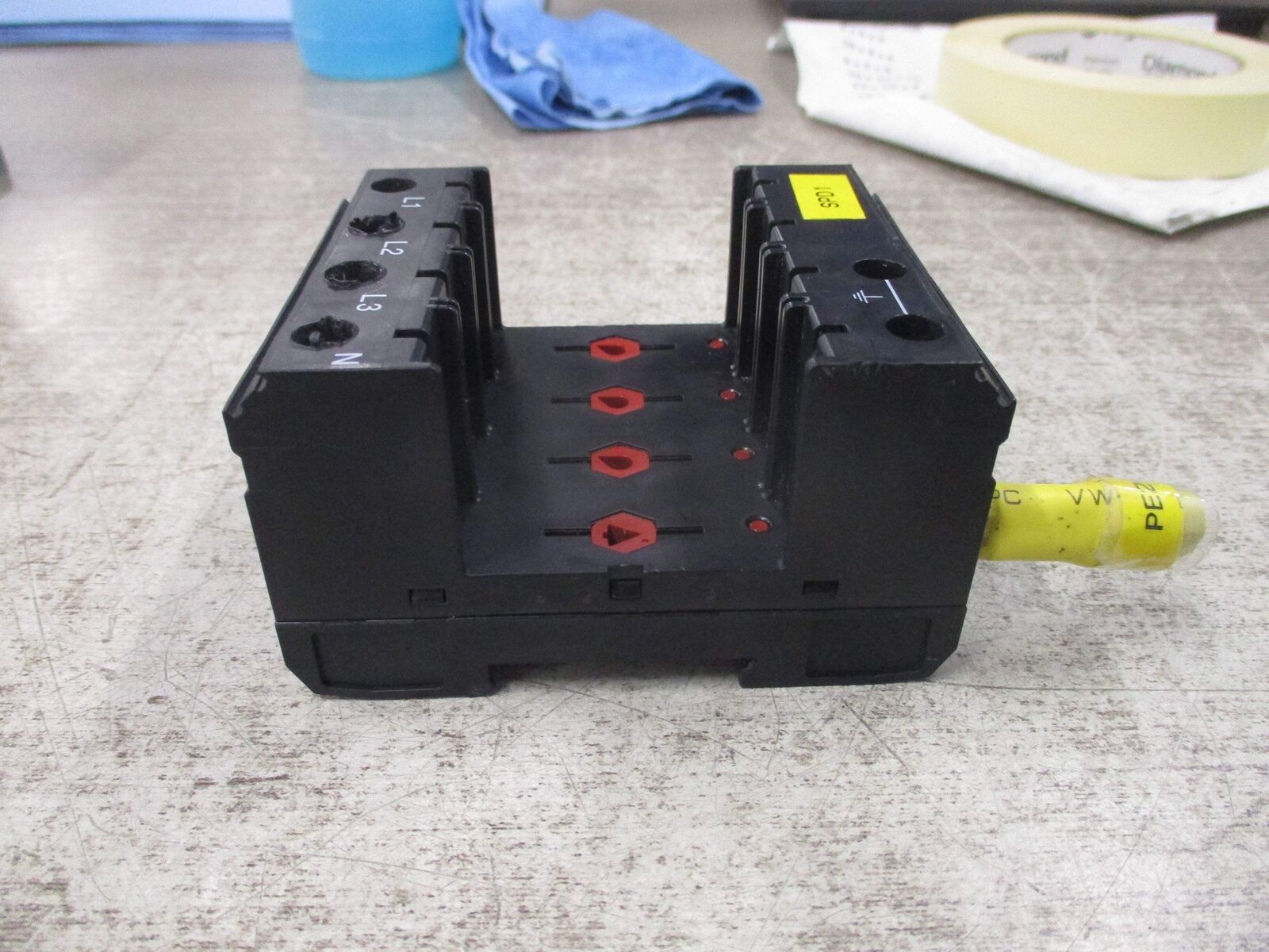 Phoenix Contact VAL-MS/3+1-BE/FM Base 2838898 *Broken Din Rail Mount* Used