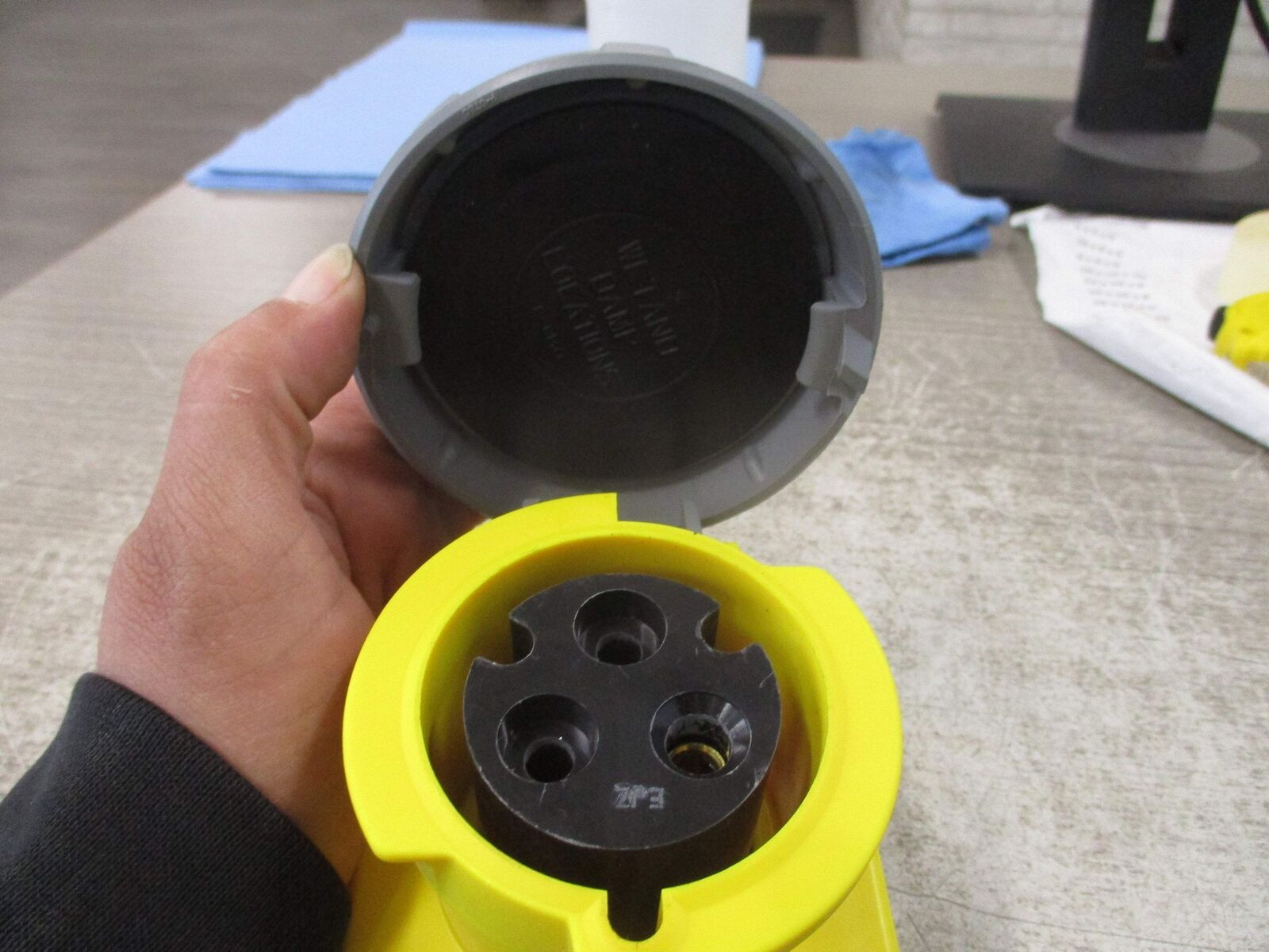 Hubbell Receptacle 330R4W 30A 125V *Missing (1) Lug Screw* Used