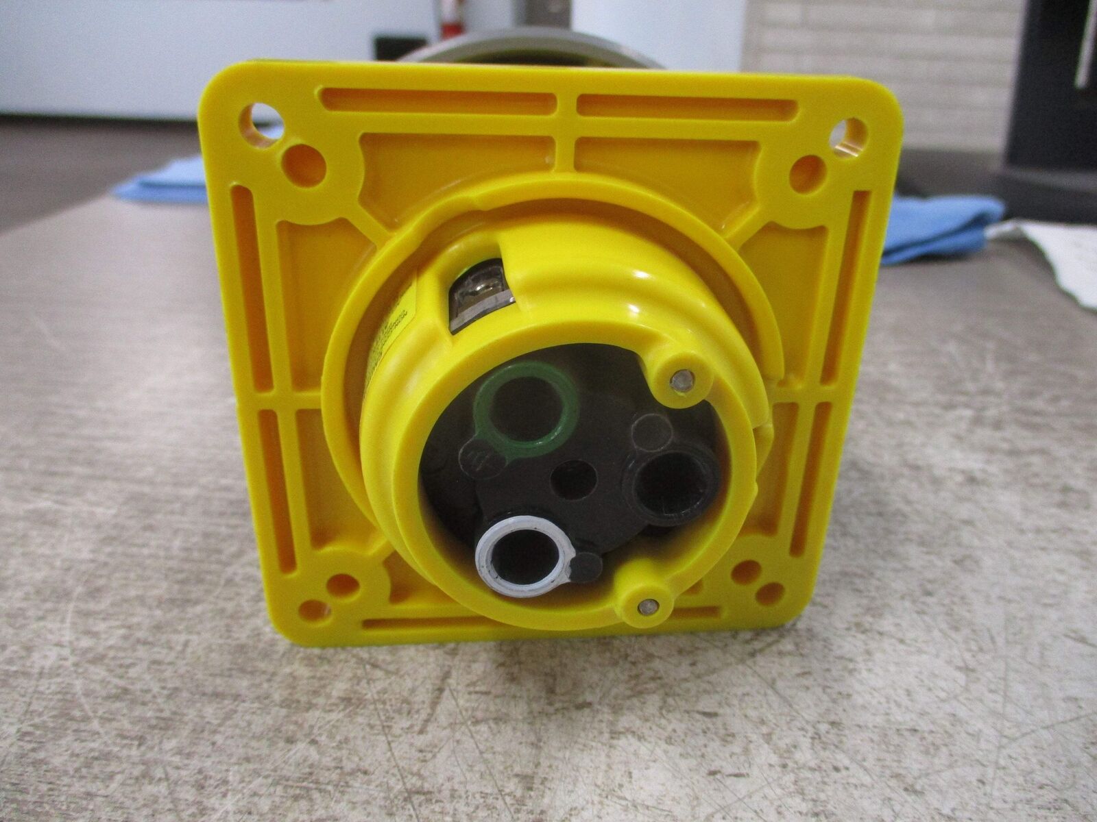 Hubbell Receptacle 330R4W 30A 125V *Missing (1) Lug Screw* Used